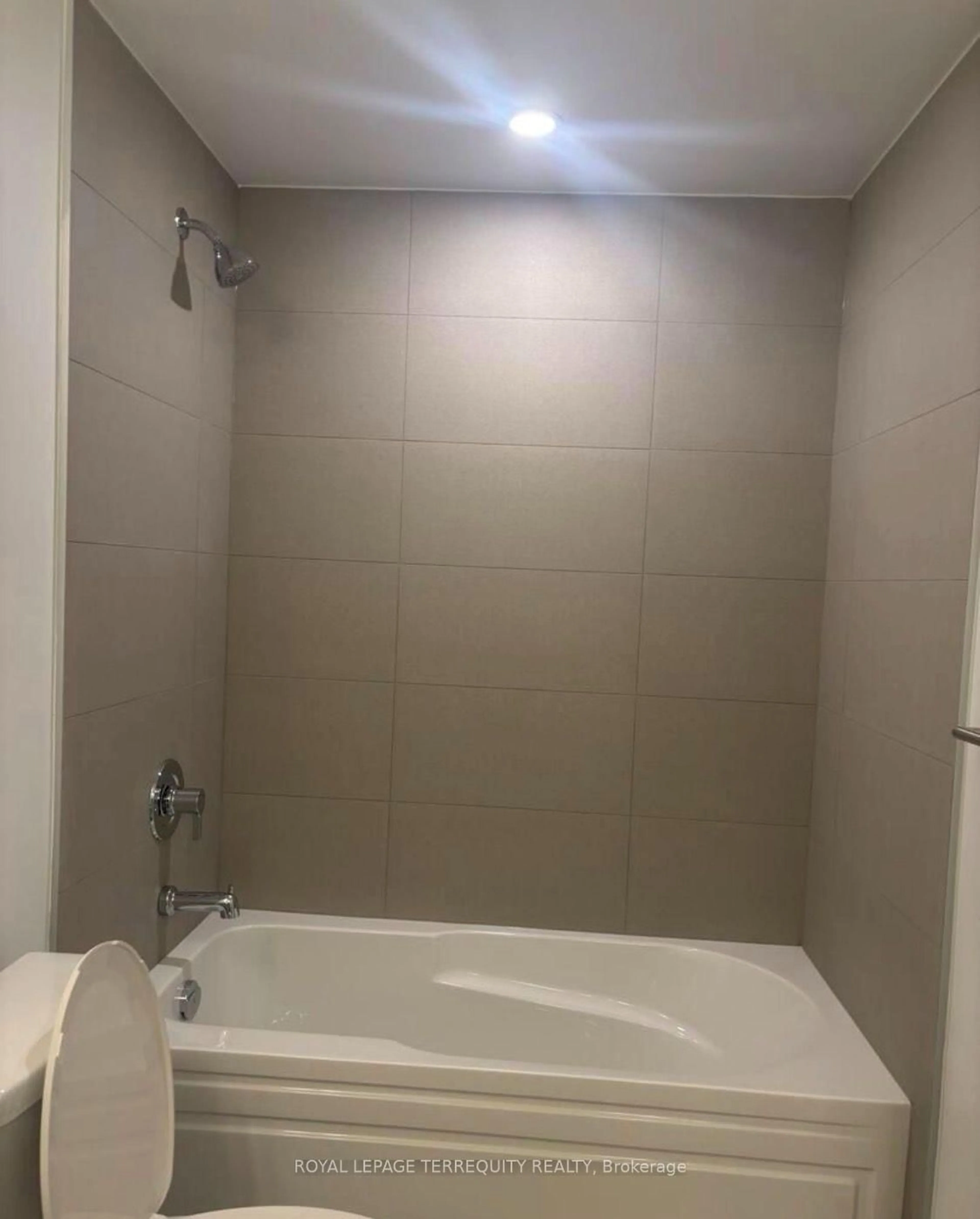 Standard bathroom, unknown for 2425 Simcoe St #1106, Oshawa Ontario L1H 7K4