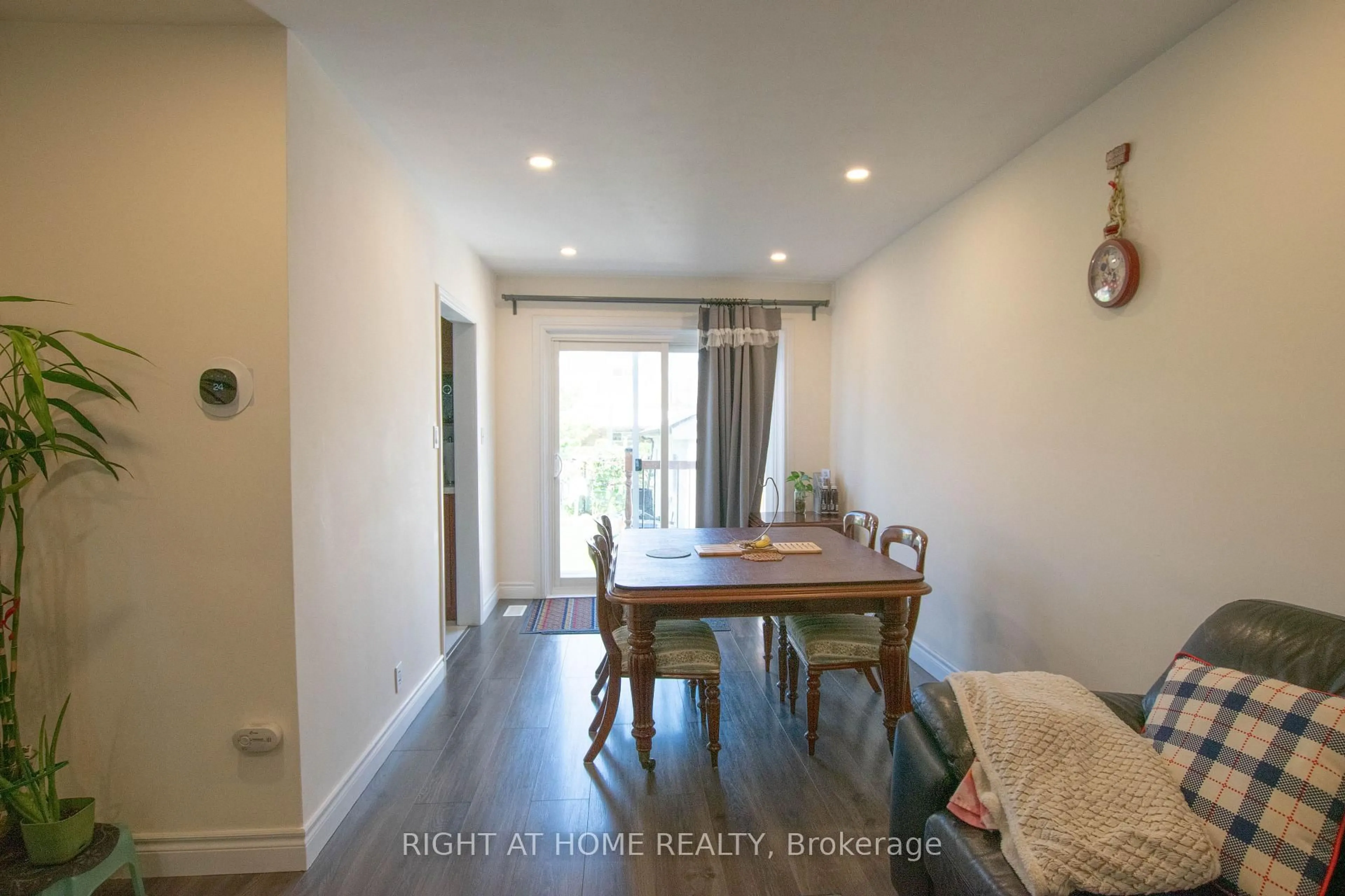 Dining room, wood/laminate floor for 32 Ellendale Dr, Toronto Ontario M1P 1N2