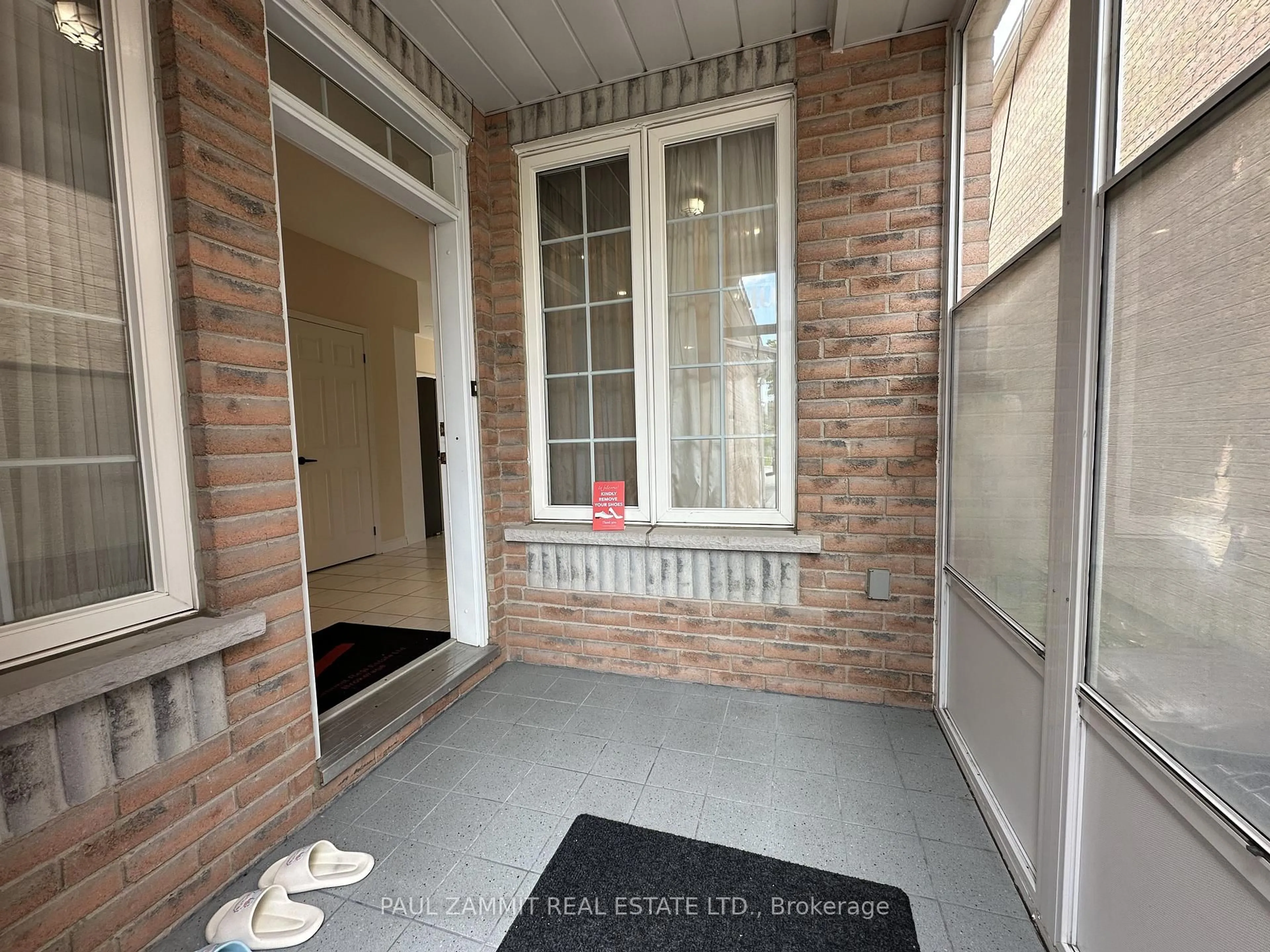 Indoor entryway for 103 Scoville Sq, Toronto Ontario M1V 5M1