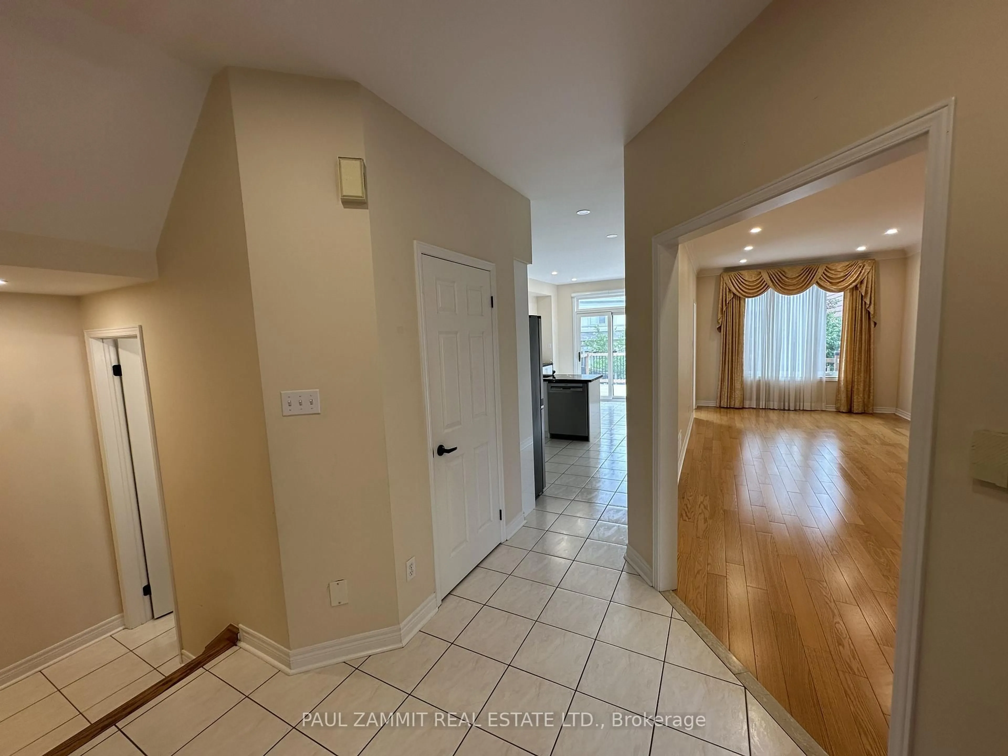 Indoor entryway for 103 Scoville Sq, Toronto Ontario M1V 5M1