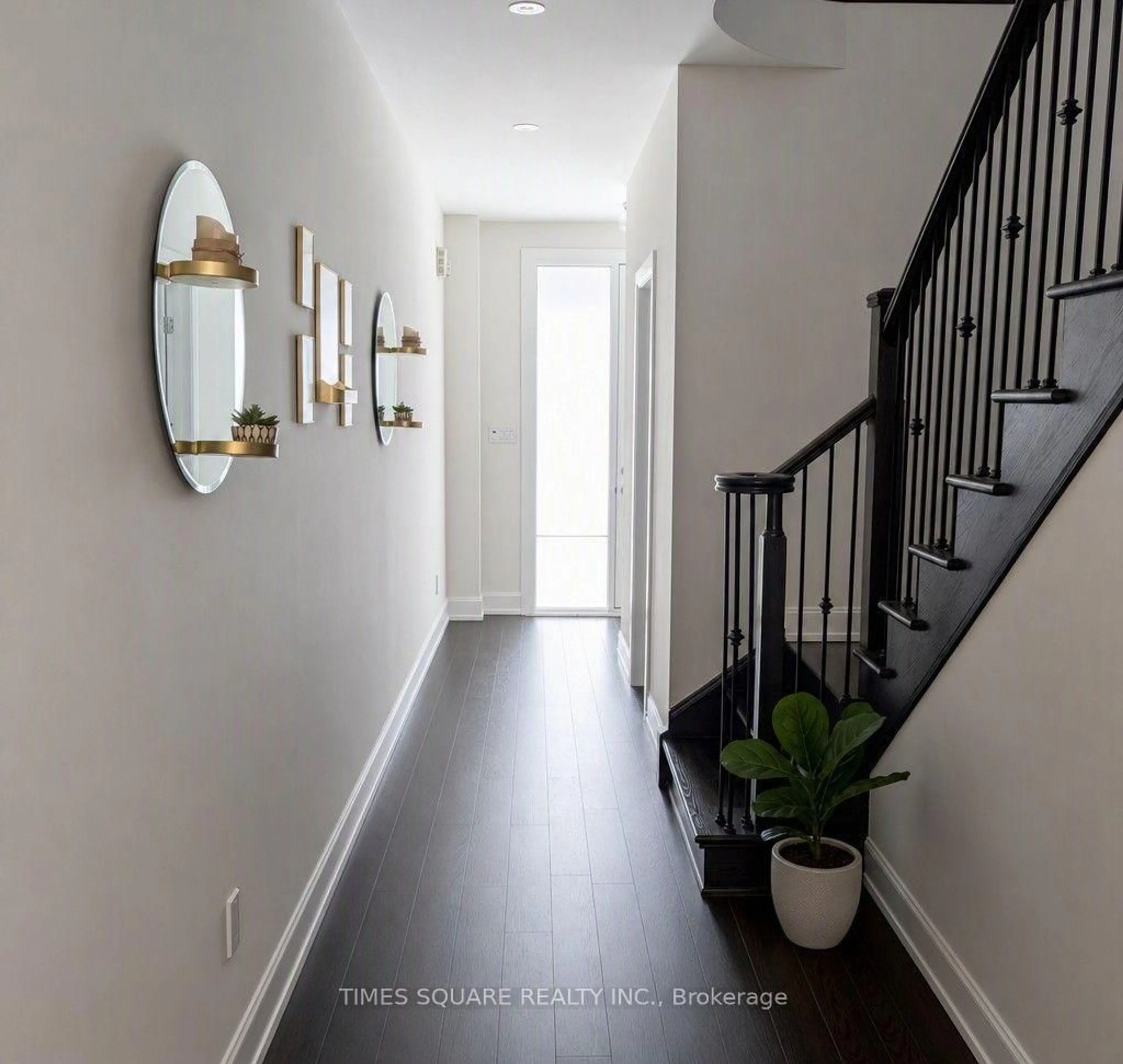 Indoor entryway for 24 Walter Clifford Nesbitt Dr, Whitby Ontario L1P 0G5
