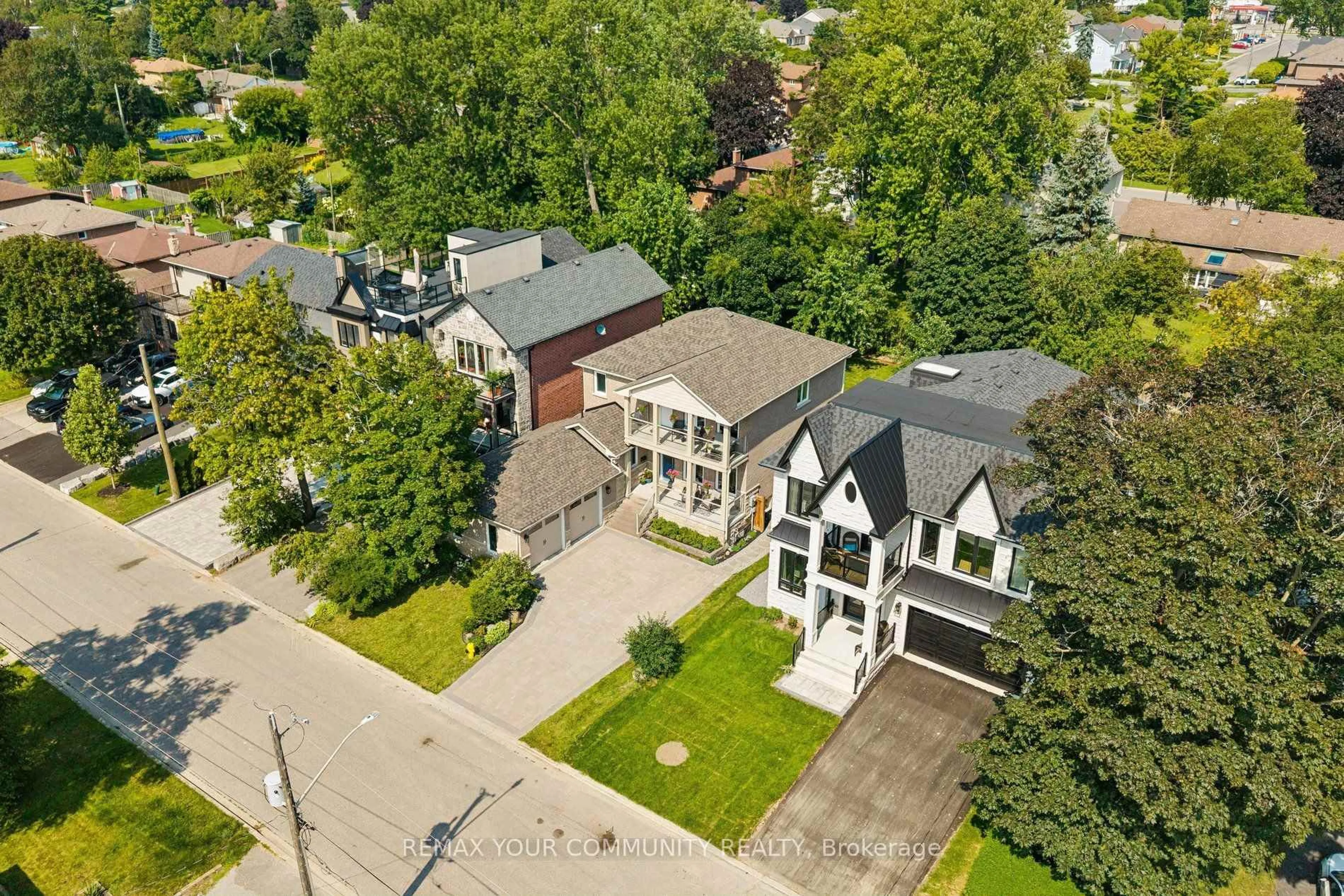 A pic from outside/outdoor area/front of a property/back of a property/a pic from drone, street for 815 Fairview Ave, Pickering Ontario L1W 1M7