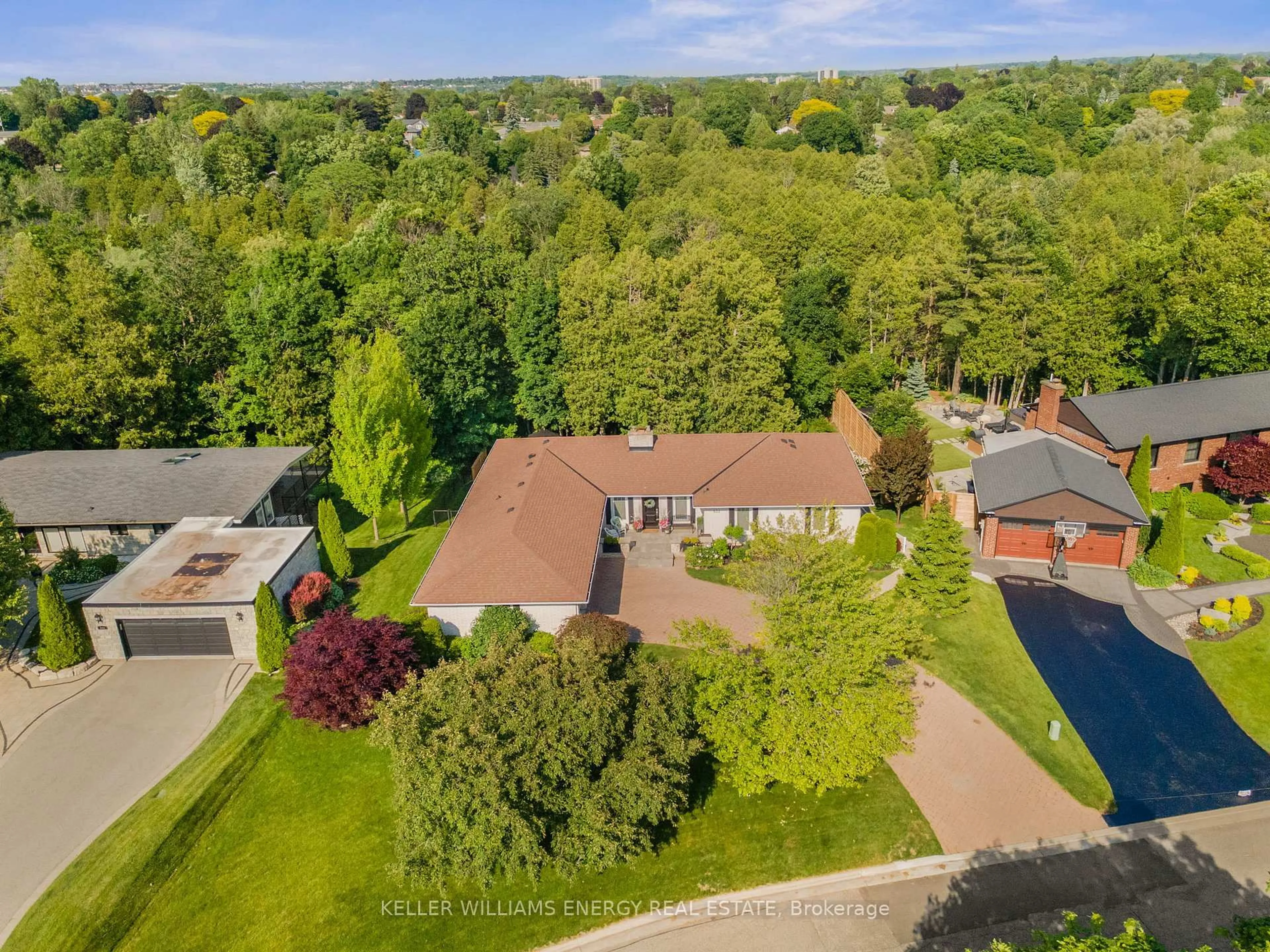 A pic from outside/outdoor area/front of a property/back of a property/a pic from drone, unknown for 833 Glenmanor Dr, Oshawa Ontario L1J 5A6