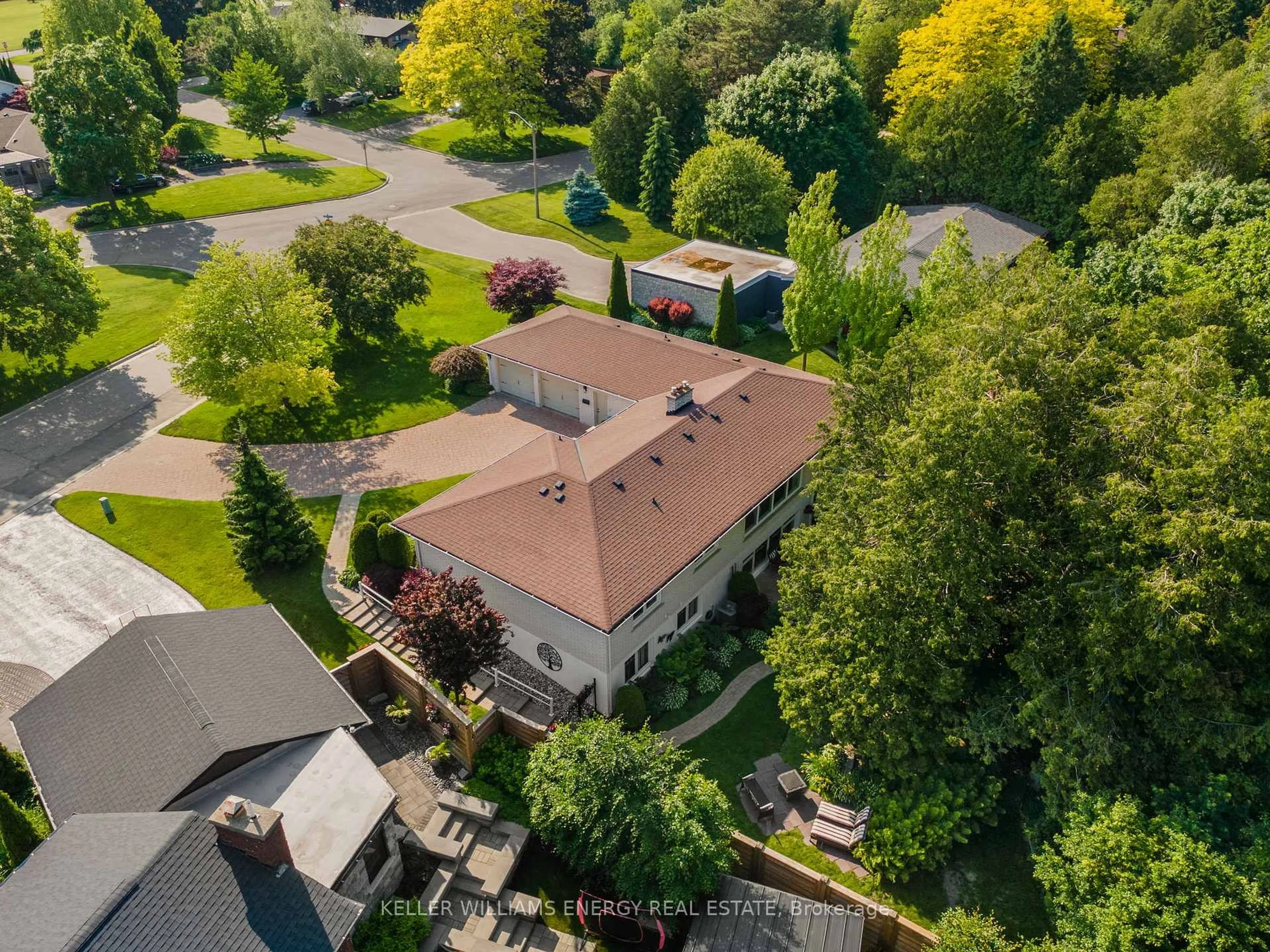 A pic from outside/outdoor area/front of a property/back of a property/a pic from drone, unknown for 833 Glenmanor Dr, Oshawa Ontario L1J 5A6