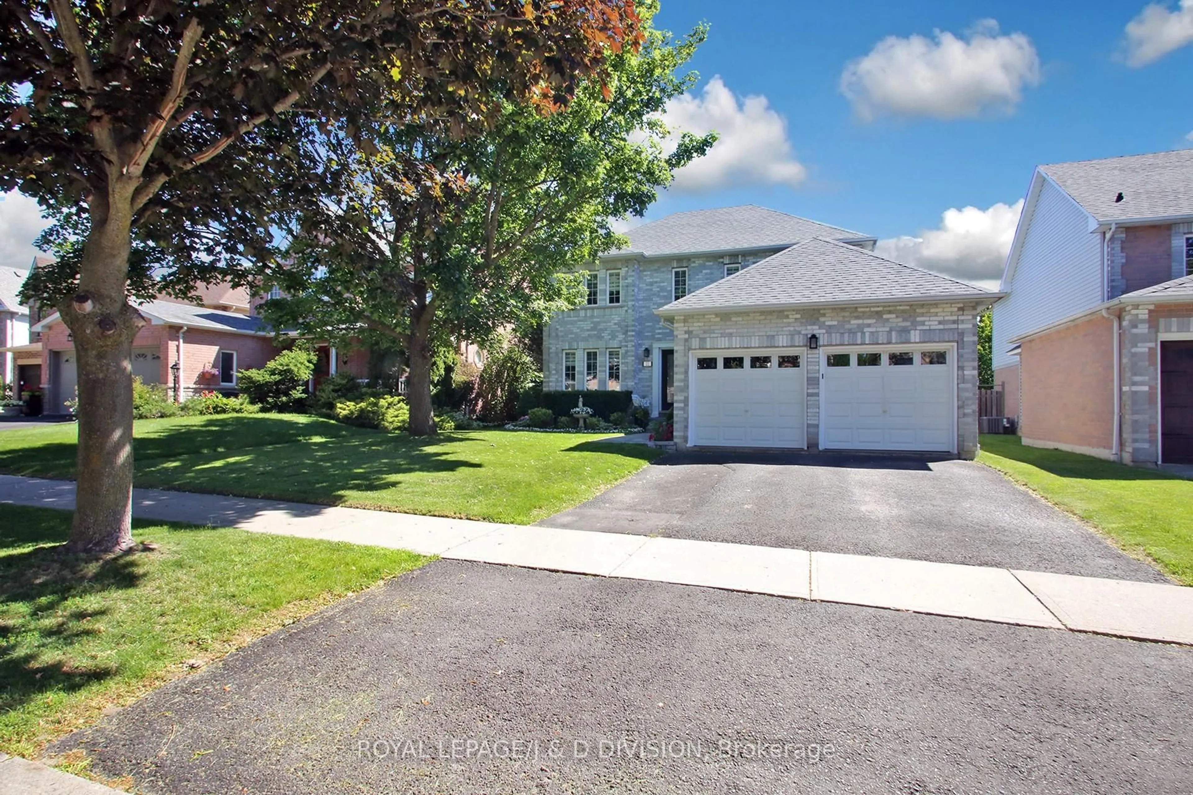 A pic from outside/outdoor area/front of a property/back of a property/a pic from drone, street for 22 Lahaye Dr, Whitby Ontario L1P 1L5