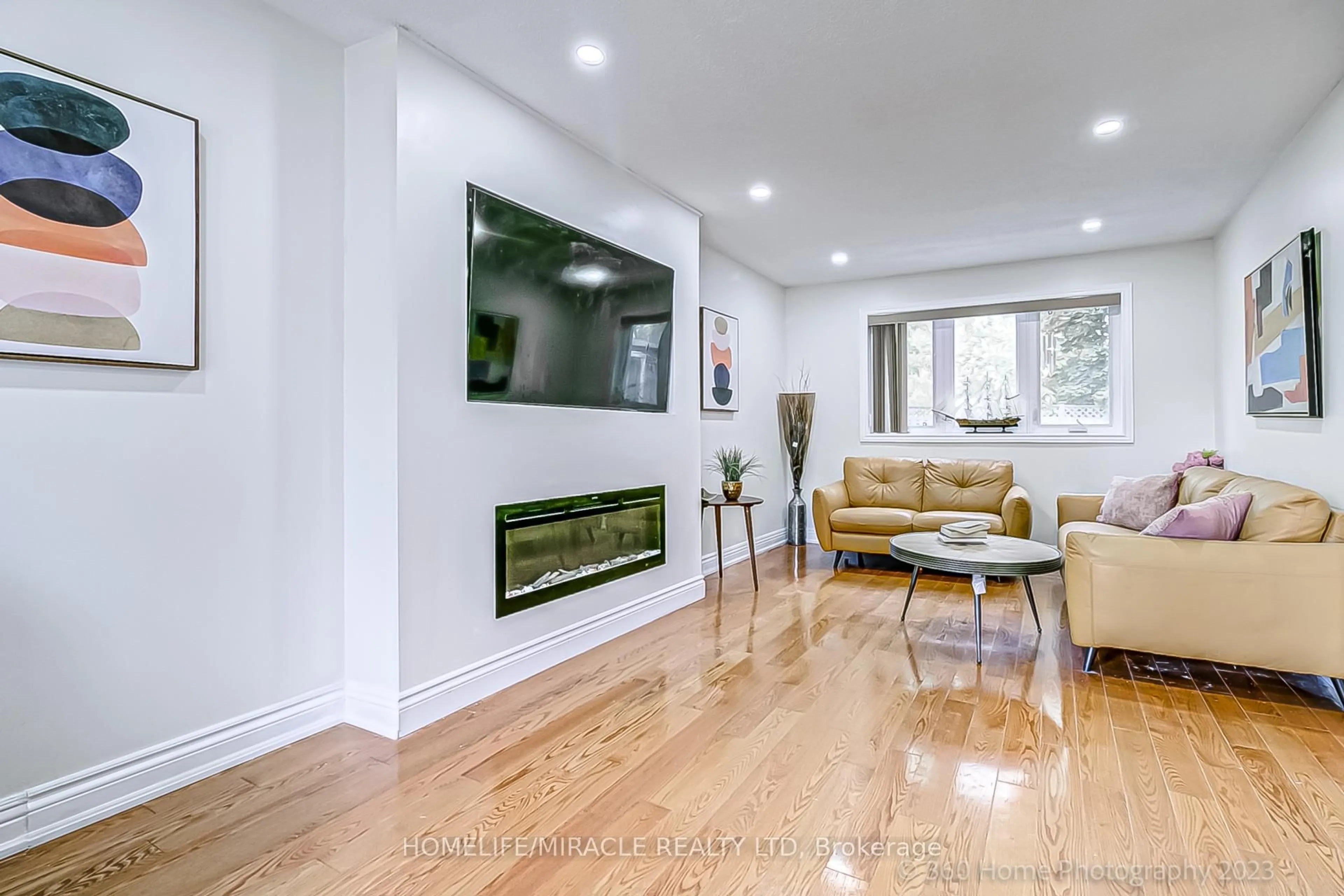 Living room with furniture, wood/laminate floor for 137 Merkley Sq, Toronto Ontario M1G 2Y5