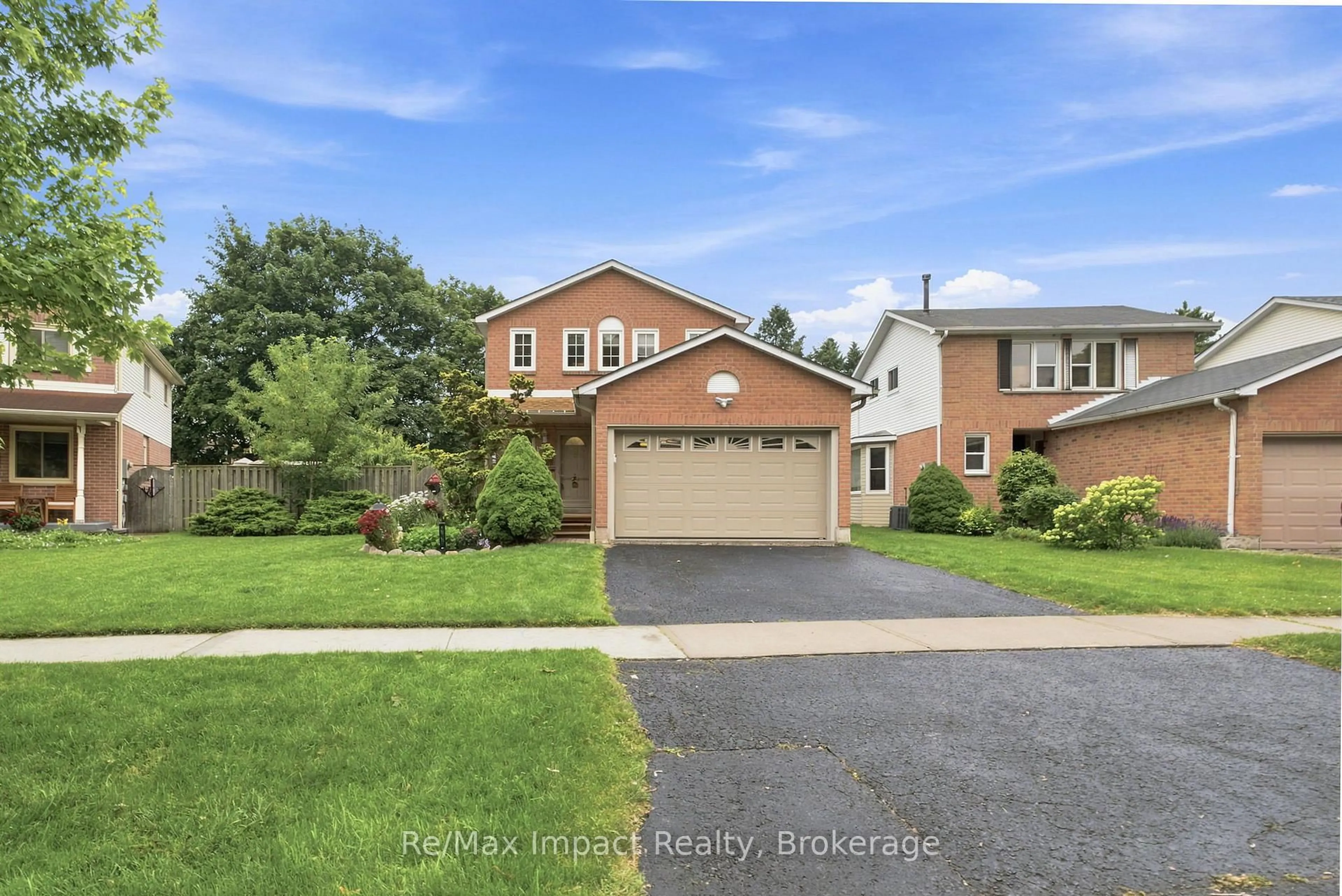 A pic from outside/outdoor area/front of a property/back of a property/a pic from drone, street for 226 Rands Rd, Ajax Ontario L1S 3Y5
