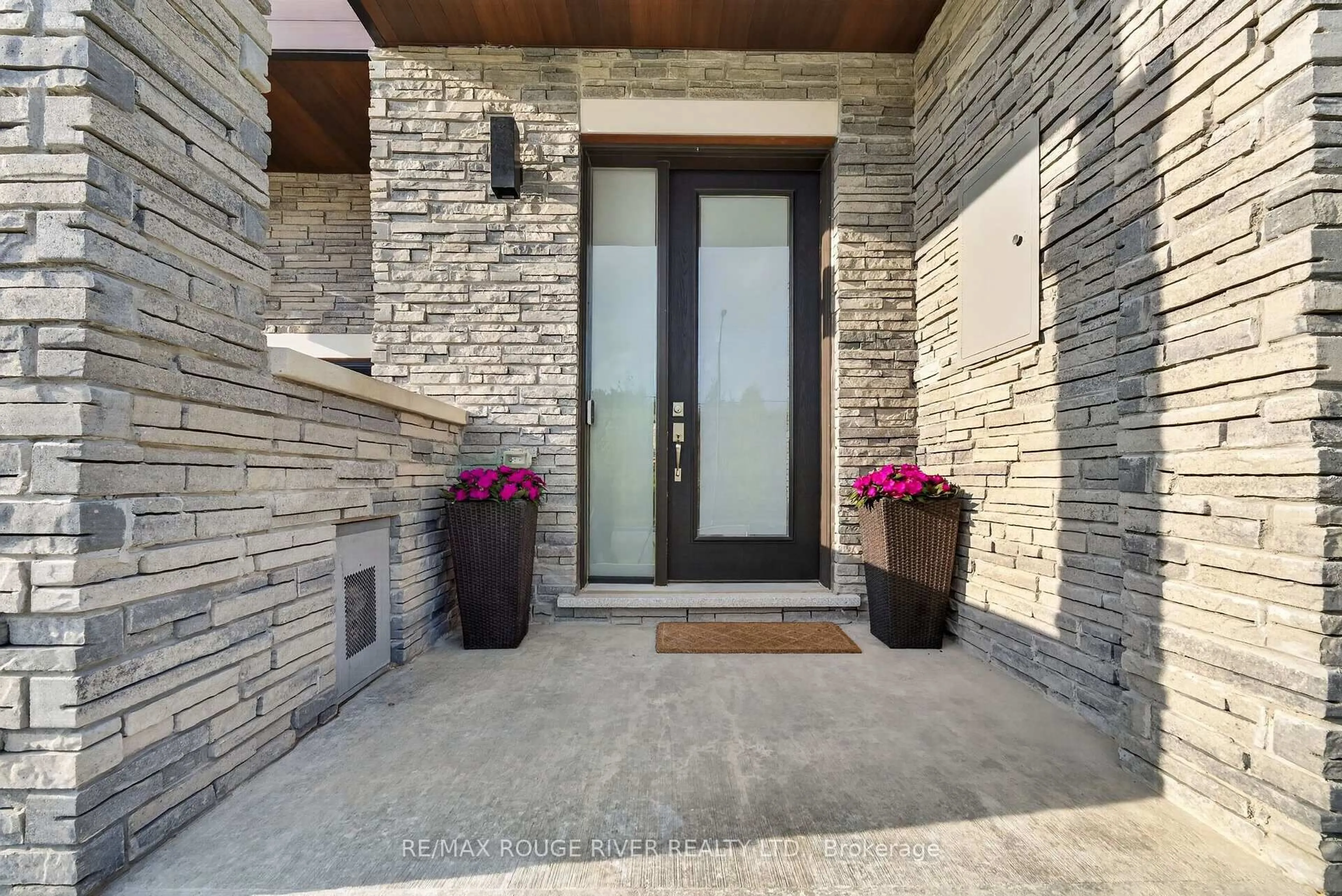 Indoor entryway for 164 Ogston Cres, Whitby Ontario L1P 0H3