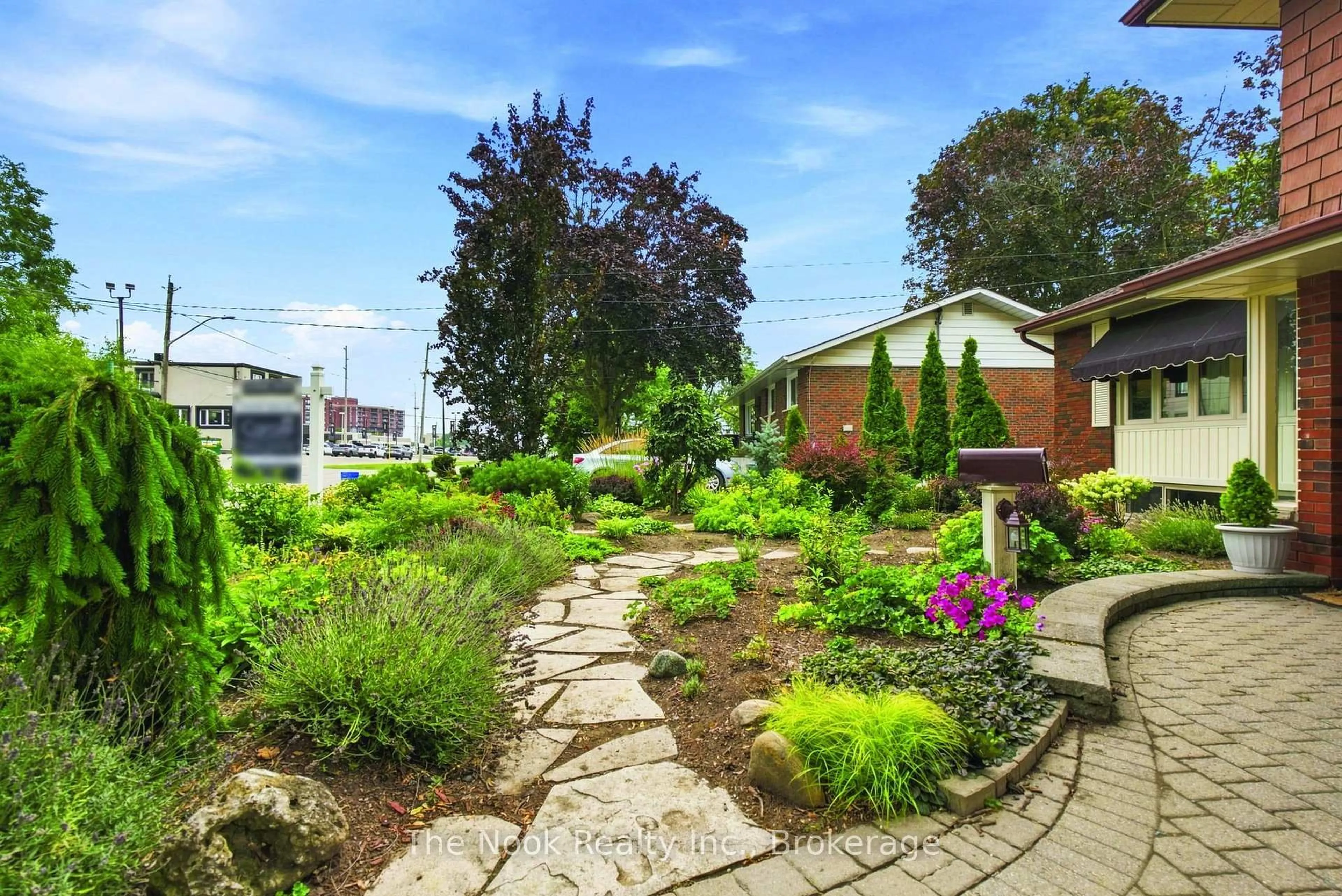 Patio, street for 110 Bowman Ave, Whitby Ontario L1N 3T6