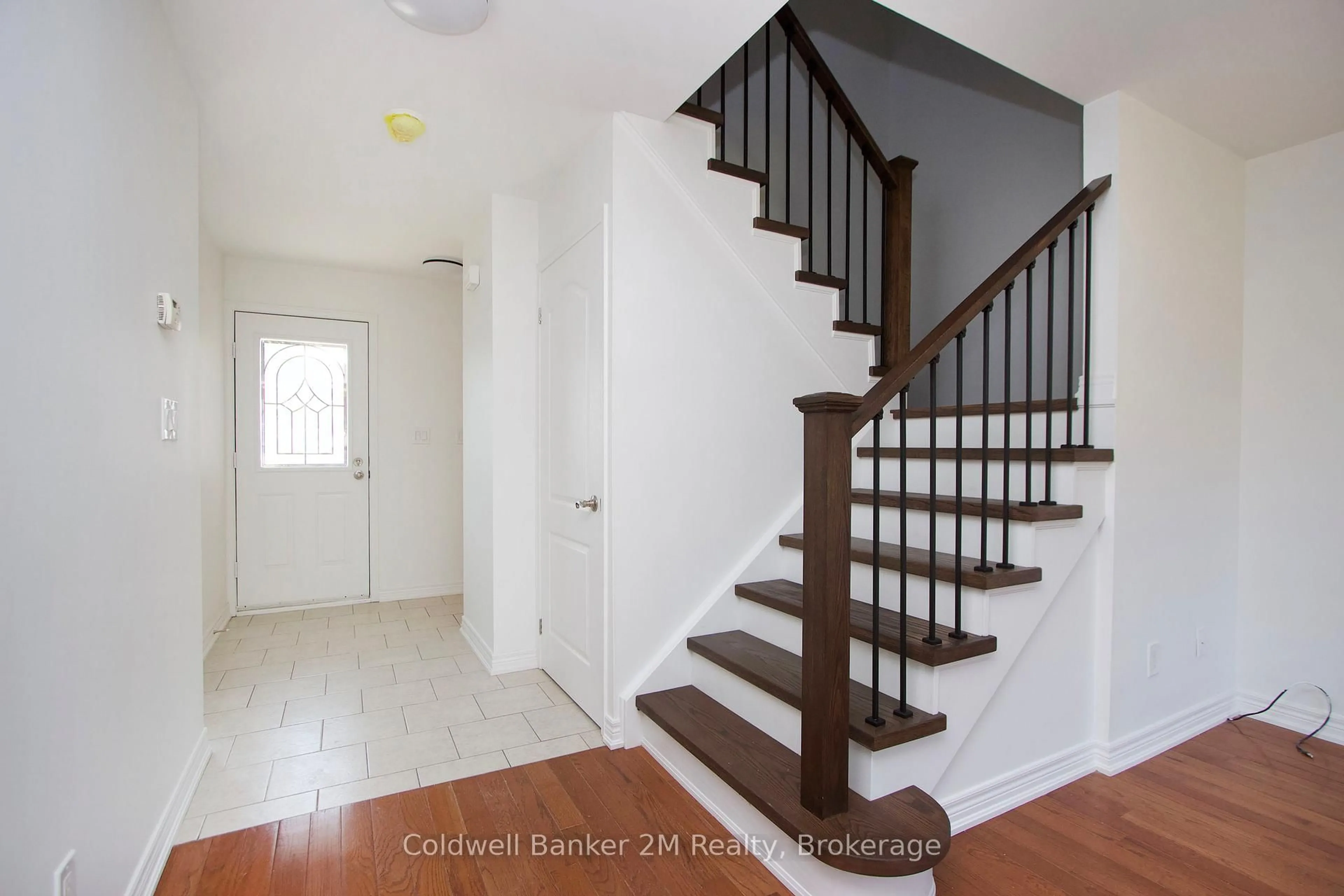 Indoor entryway for 22 Fieldcrest Ave, Clarington Ontario L1E 2X3