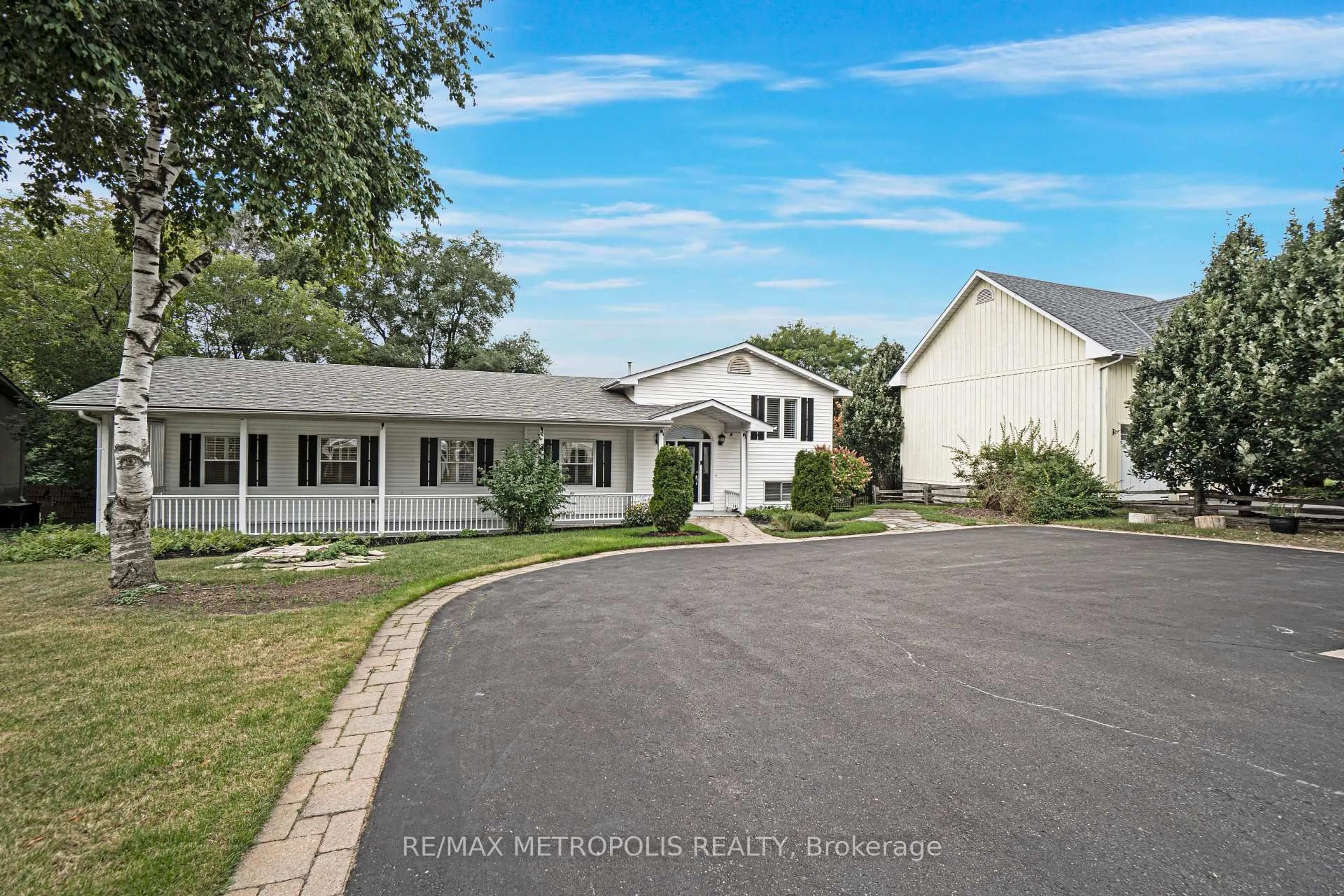 A pic from outside/outdoor area/front of a property/back of a property/a pic from drone, street for 1872 Appleview Rd, Pickering Ontario L1V 1T8