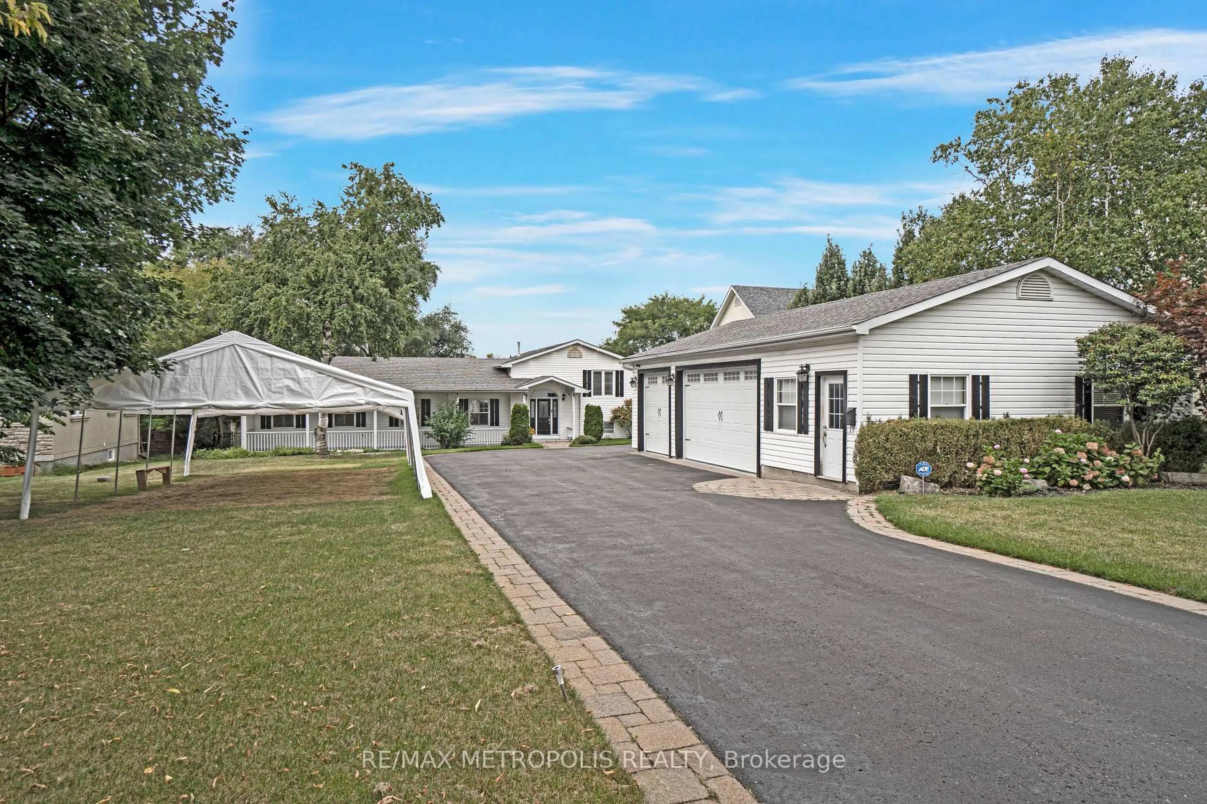 A pic from outside/outdoor area/front of a property/back of a property/a pic from drone, street for 1872 Appleview Rd, Pickering Ontario L1V 1T8
