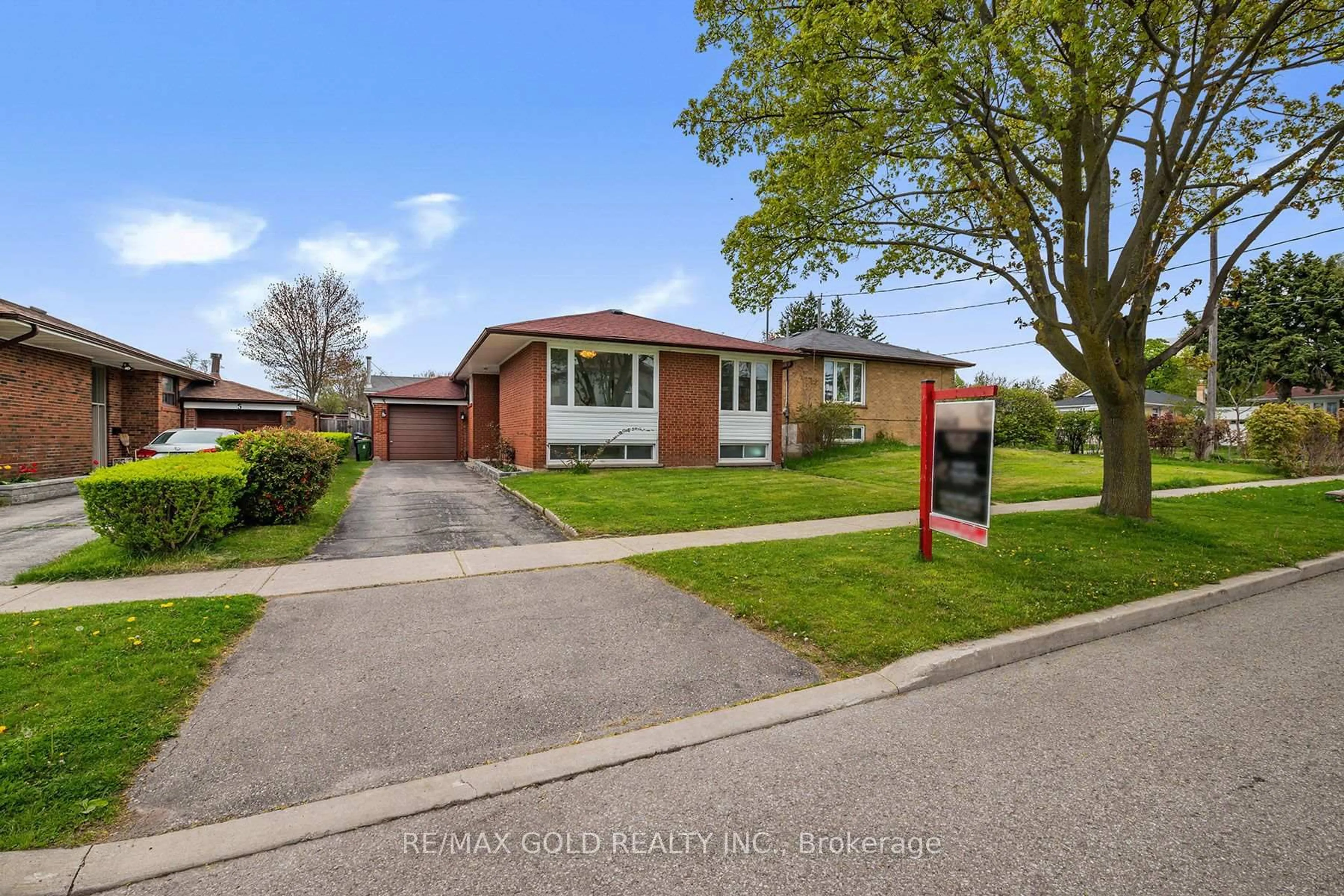 A pic from outside/outdoor area/front of a property/back of a property/a pic from drone, street for 3 Willamere Dr, Toronto Ontario M1M 1W5