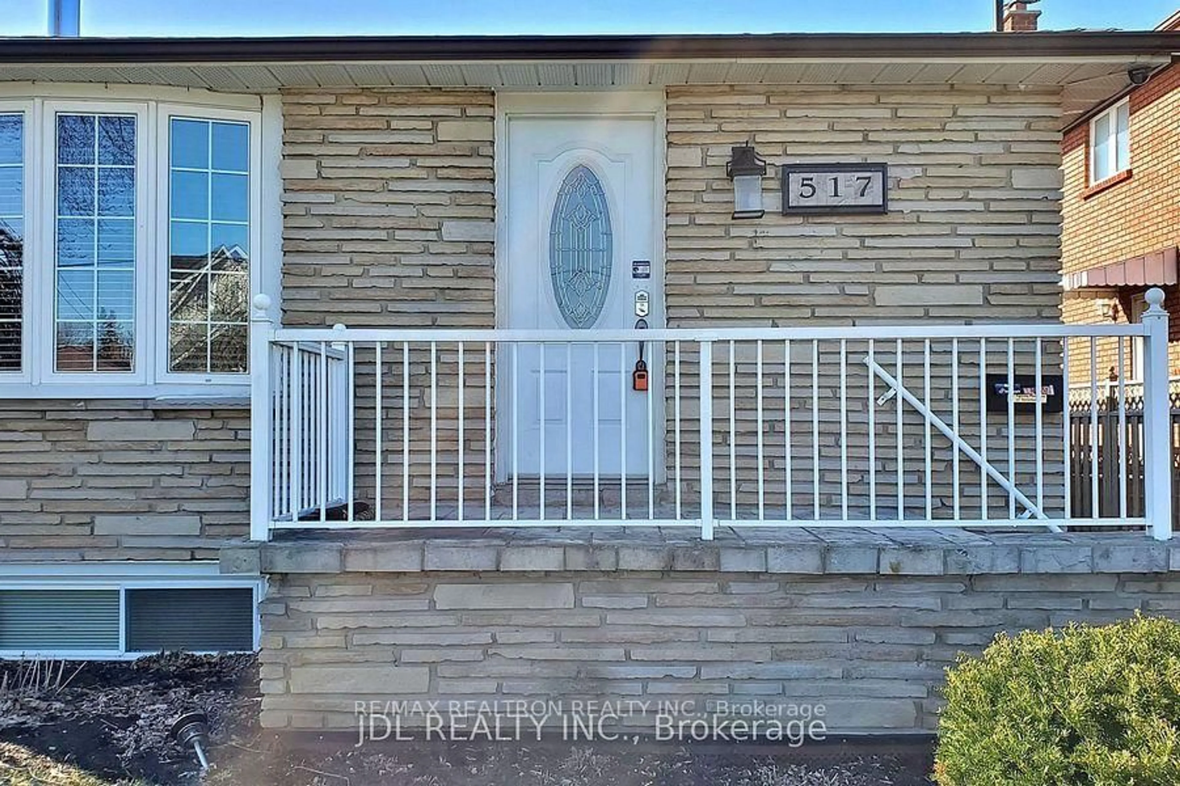 Indoor entryway for 517 Fairleigh Ave, Oshawa Ontario L1J 2W7