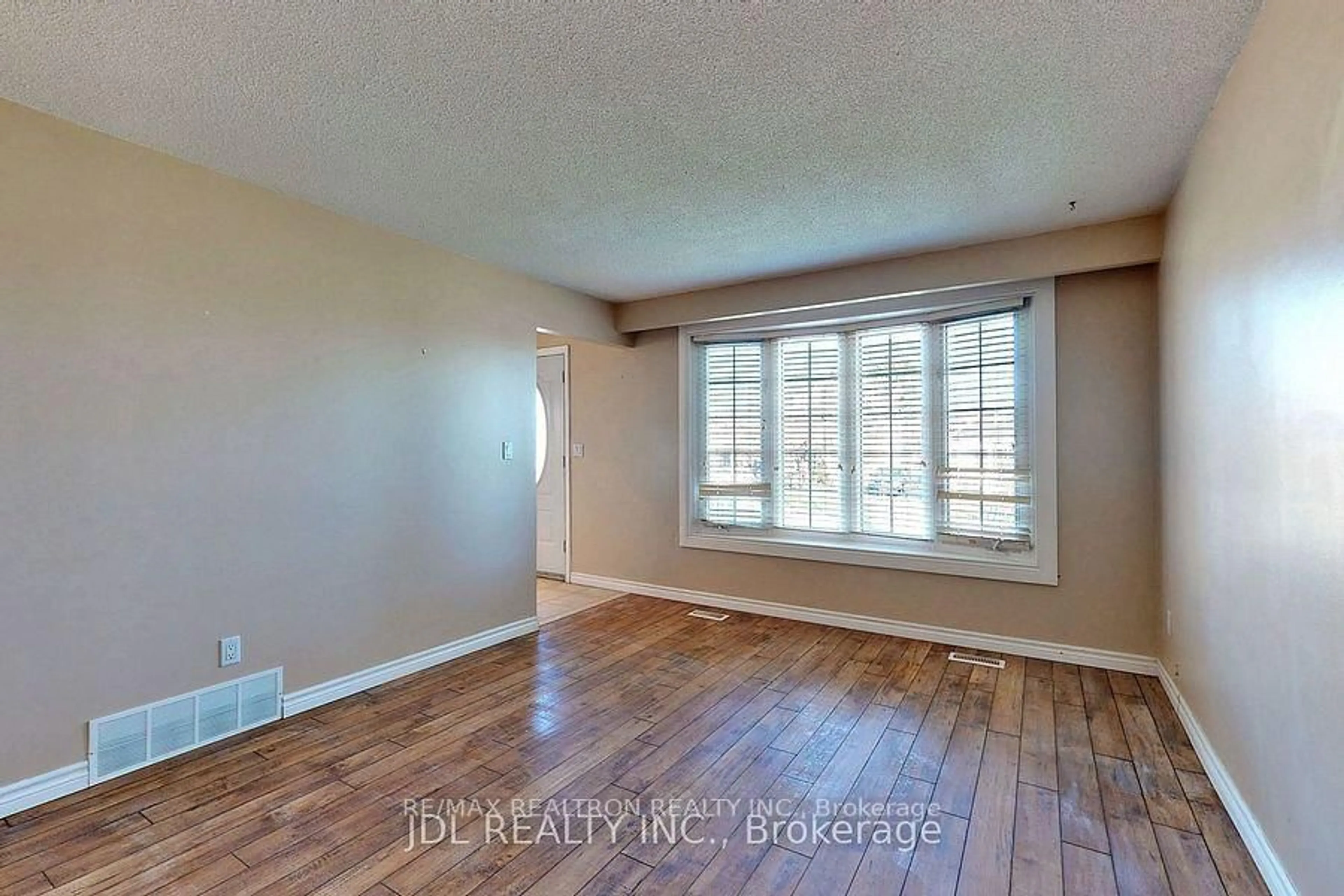 A pic of a room for 517 Fairleigh Ave, Oshawa Ontario L1J 2W7