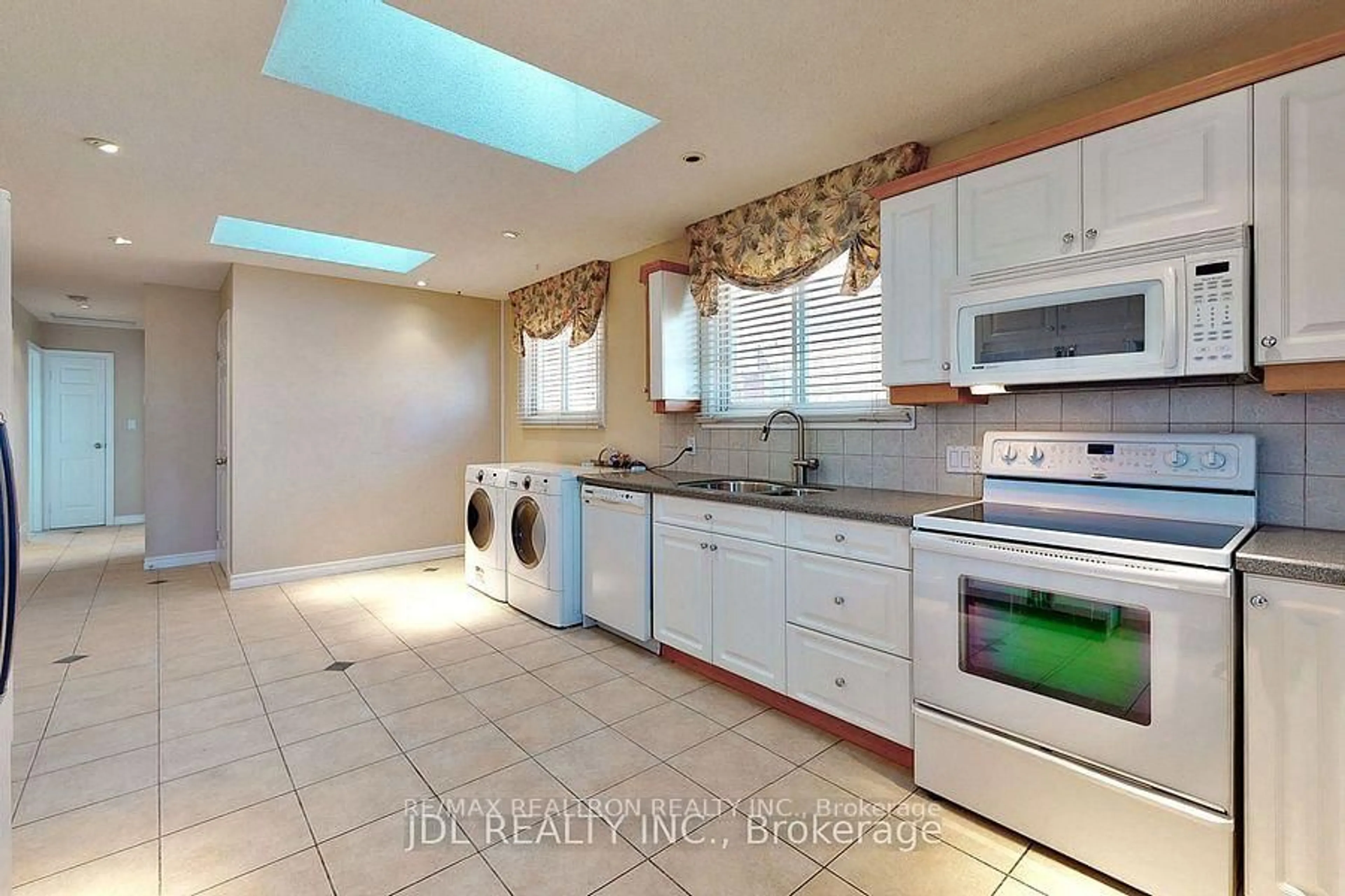 Kitchen with laundary machines, ceramic/tile floor for 517 Fairleigh Ave, Oshawa Ontario L1J 2W7