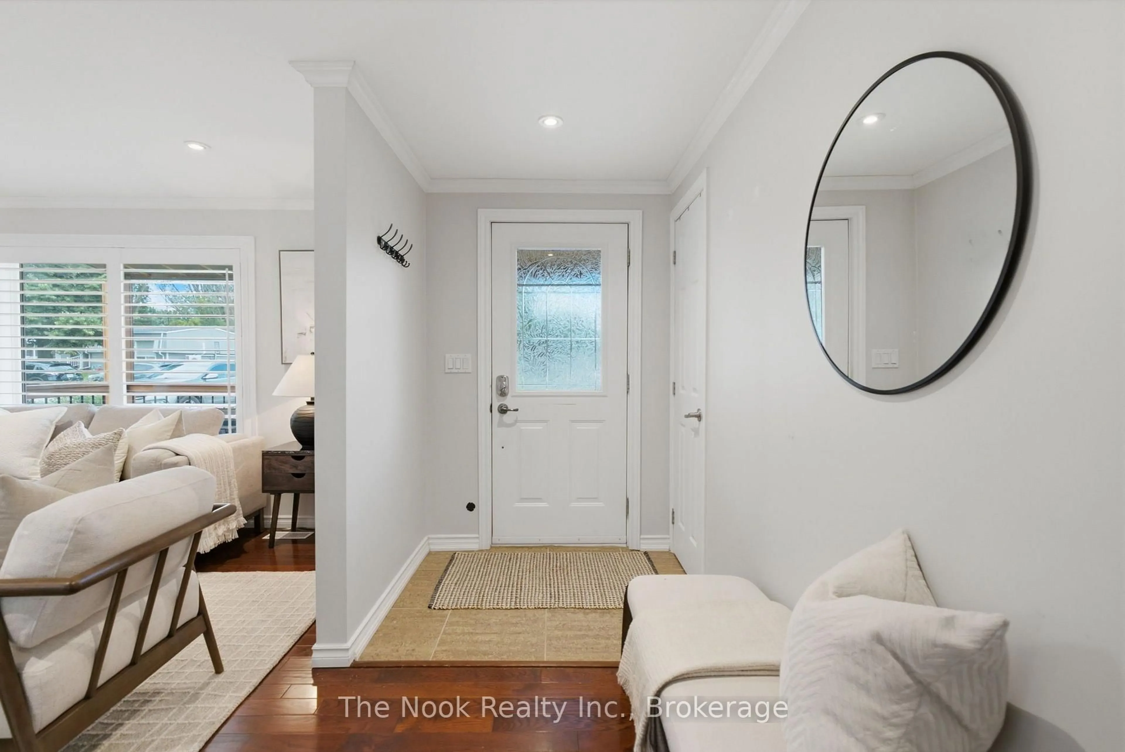 Indoor entryway for 7 Pineridge Cres, Clarington Ontario L1B 1B9