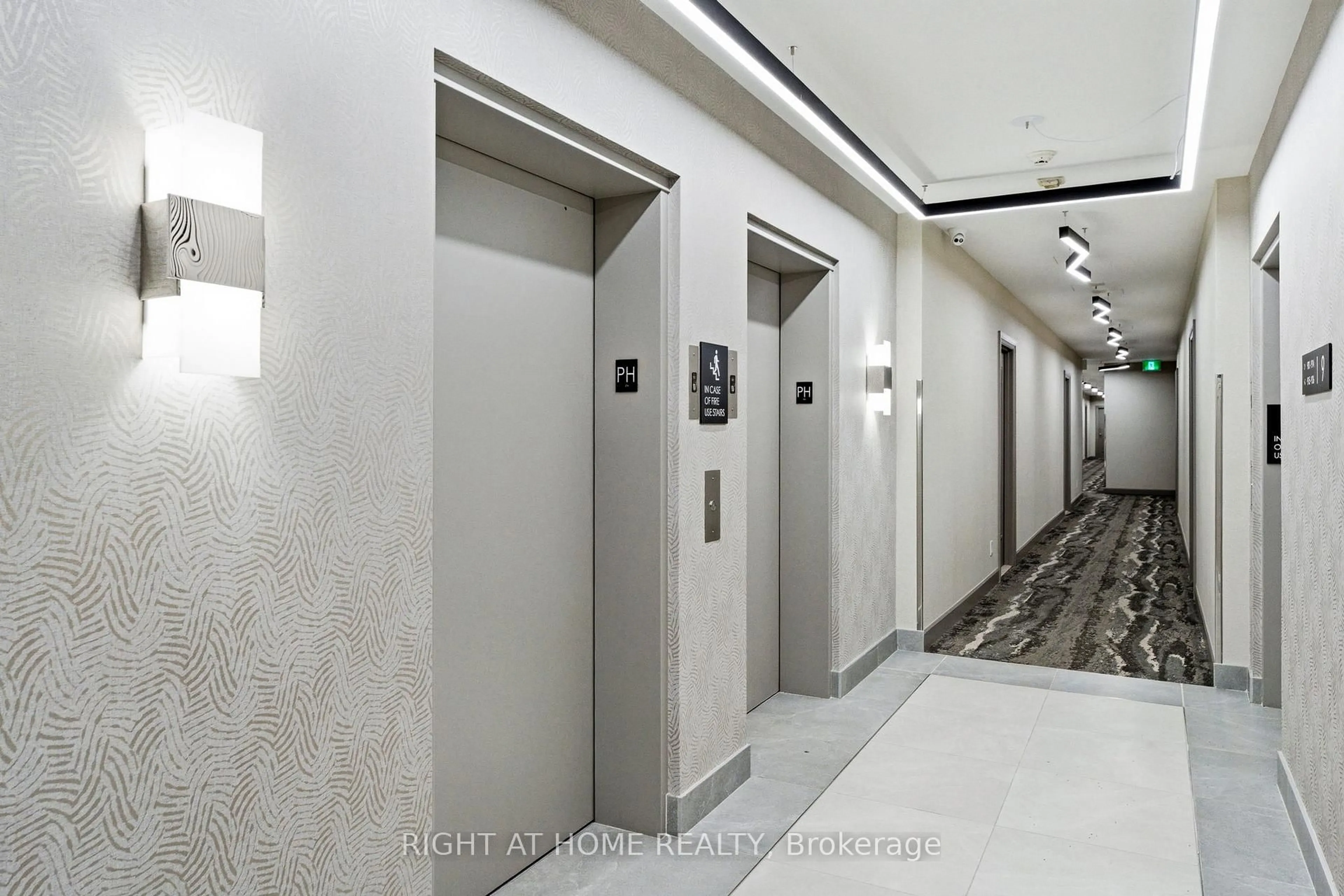 Indoor foyer for 3650 Kingston Rd #PH01, Toronto Ontario M1M 3X9