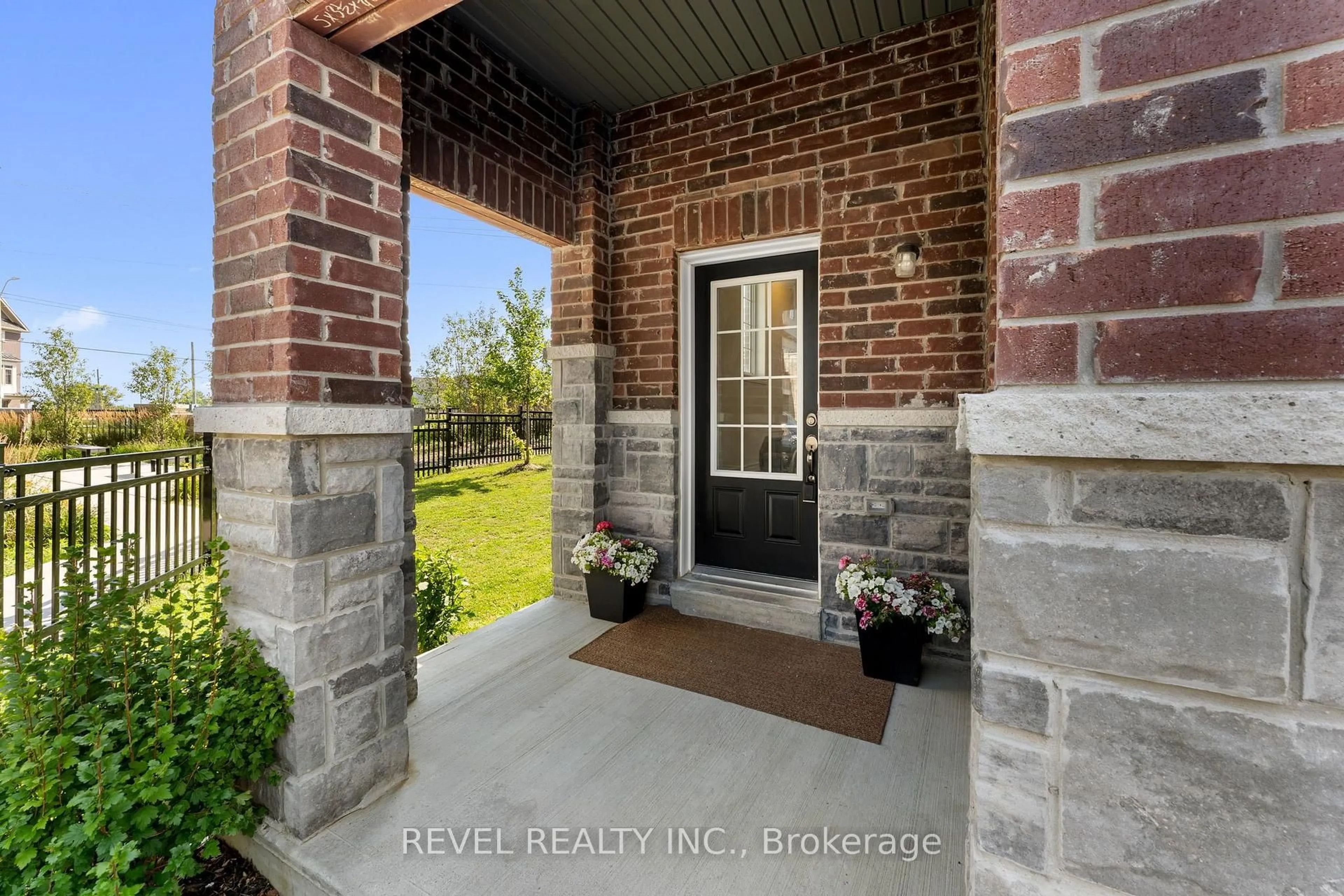 Indoor entryway for 61 Honey Crisp Lane, Clarington Ontario L1C 3K2