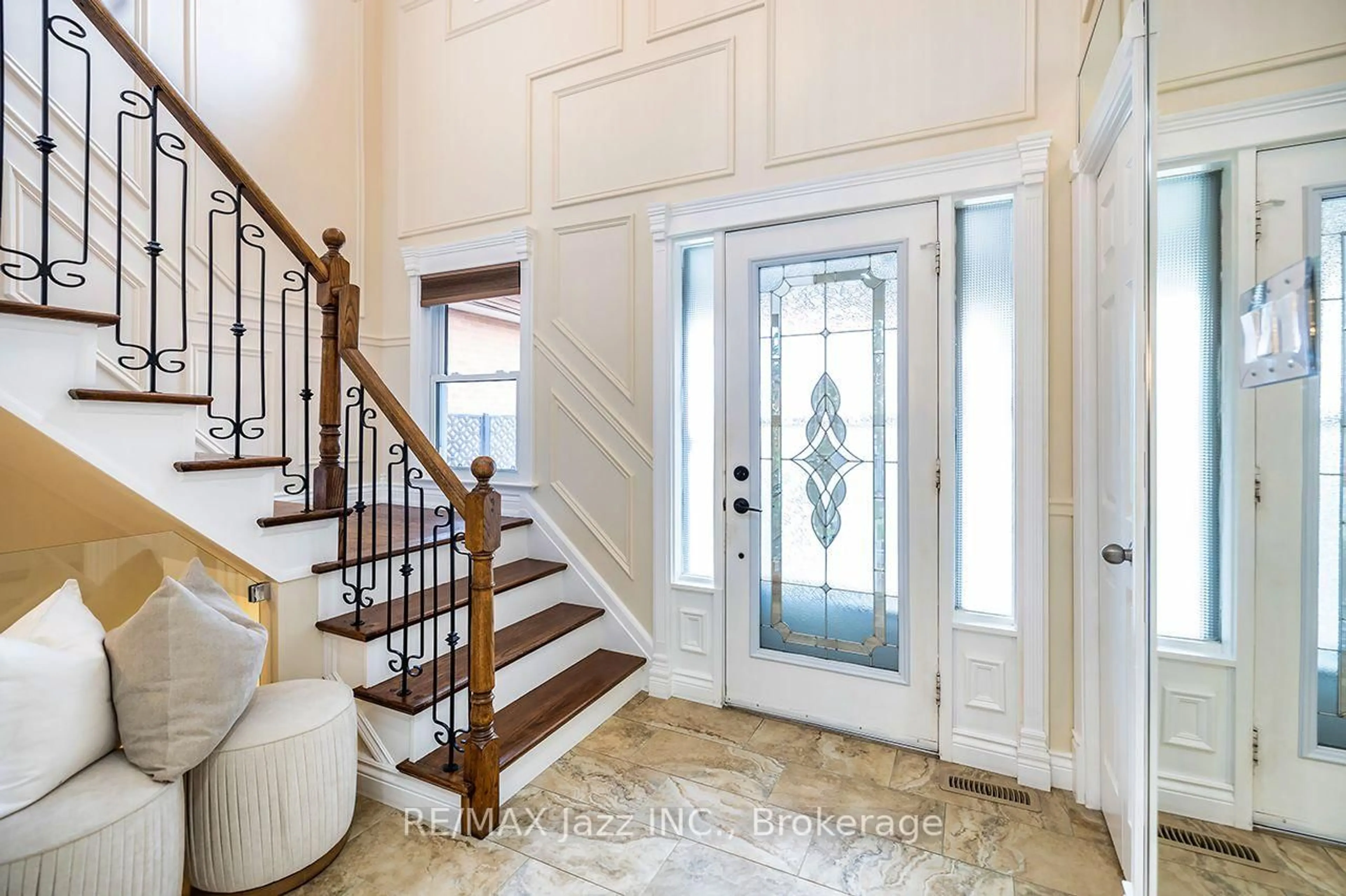 Indoor entryway for 626 Strouds Lane, Pickering Ontario L1V 4T3