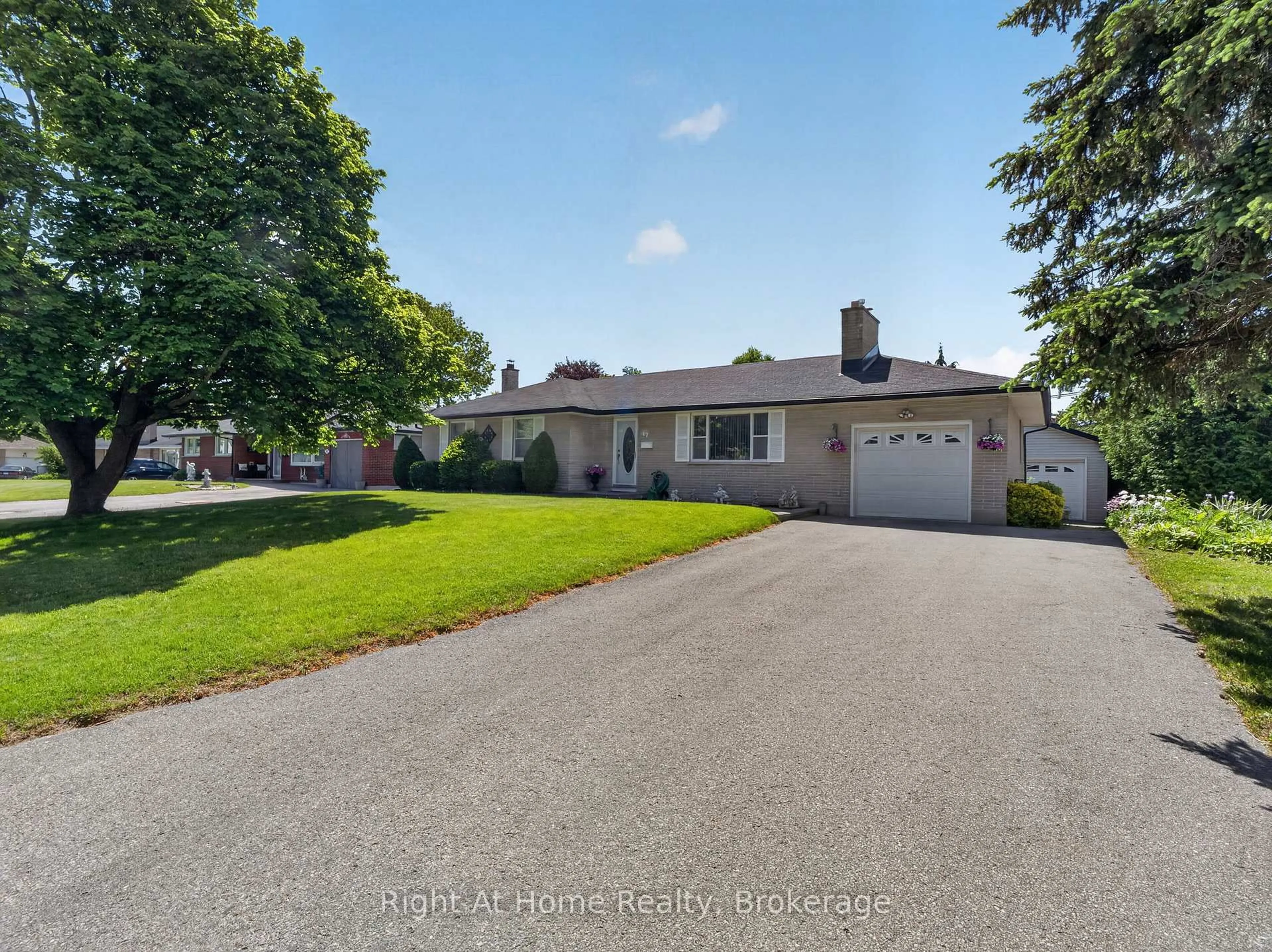 A pic from outside/outdoor area/front of a property/back of a property/a pic from drone, street for 47 Churchill Ave, Oshawa Ontario L1G 3K5