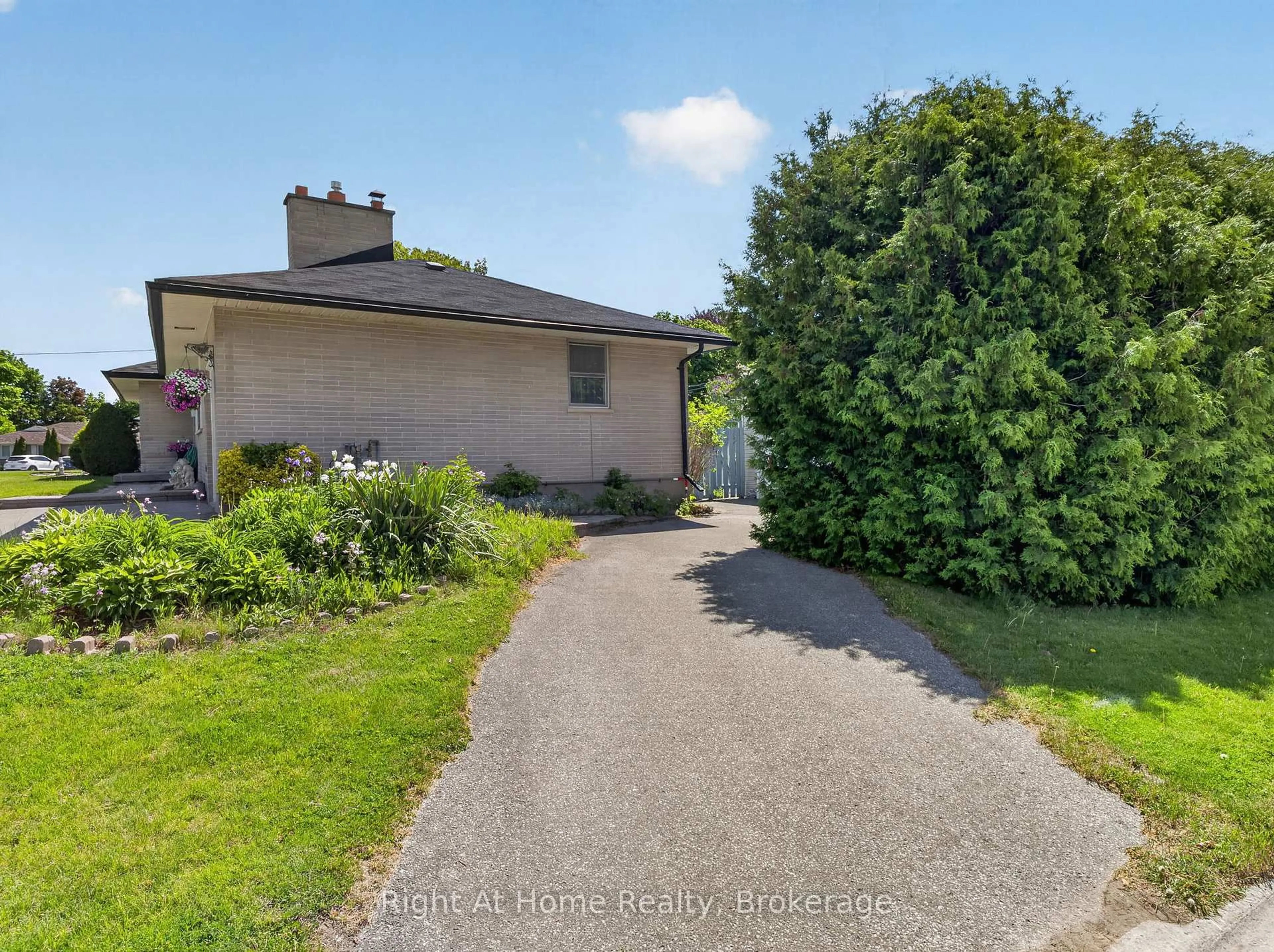 A pic from outside/outdoor area/front of a property/back of a property/a pic from drone, street for 47 Churchill Ave, Oshawa Ontario L1G 3K5