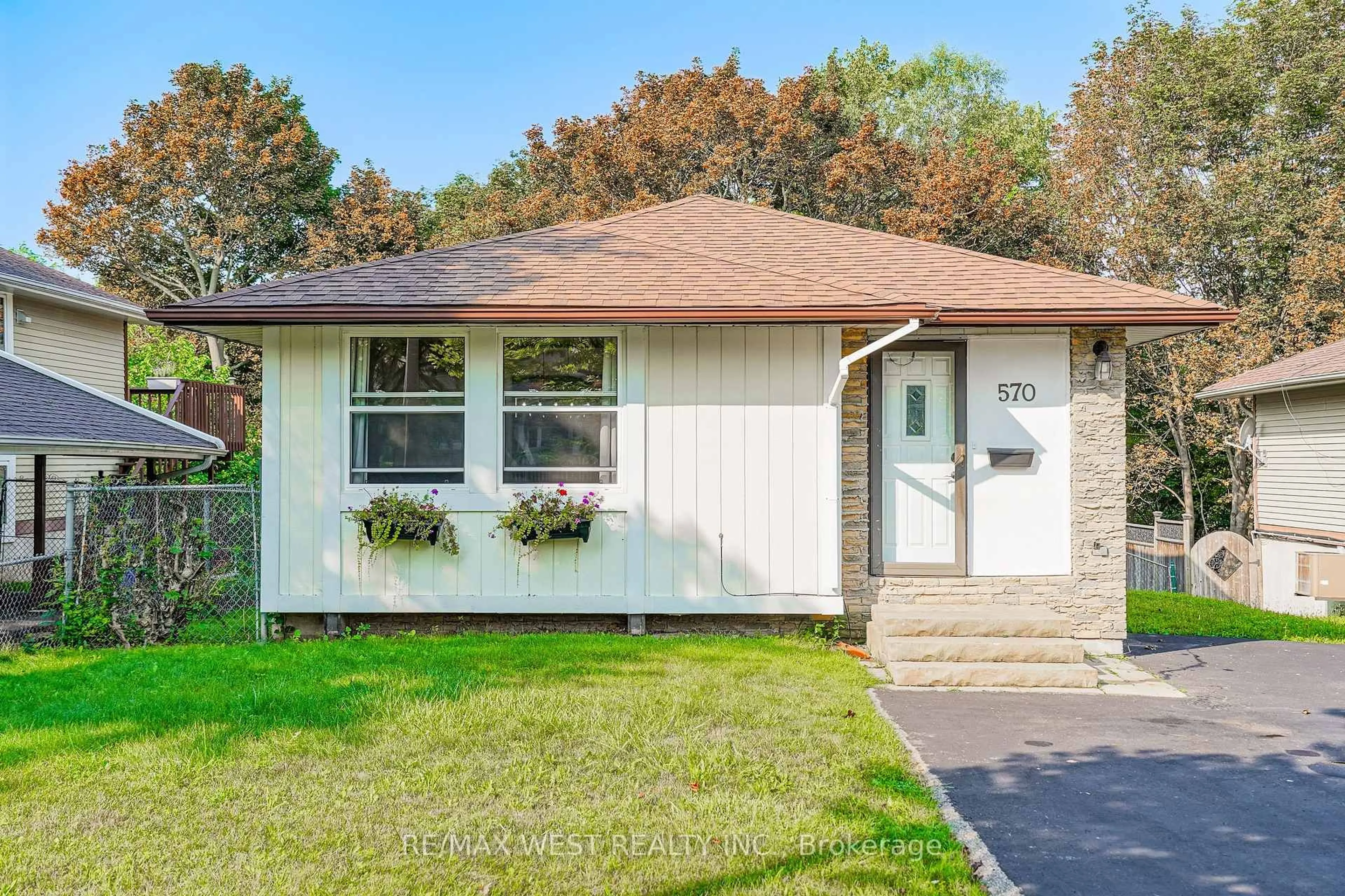 Home with vinyl exterior material, street for 570 Annandale St, Oshawa Ontario L1H 7S7