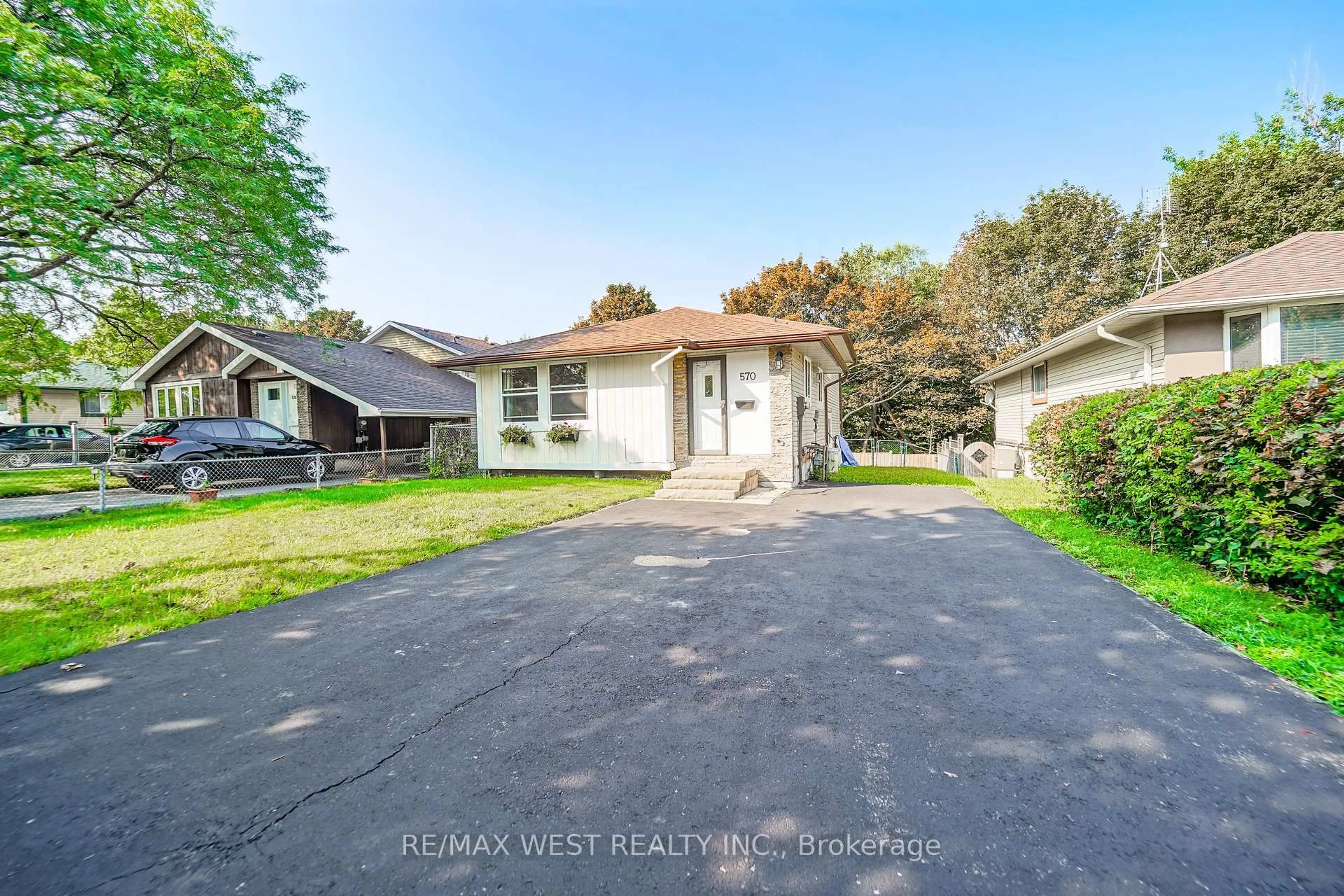 Home with vinyl exterior material, street for 570 Annandale St, Oshawa Ontario L1H 7S7
