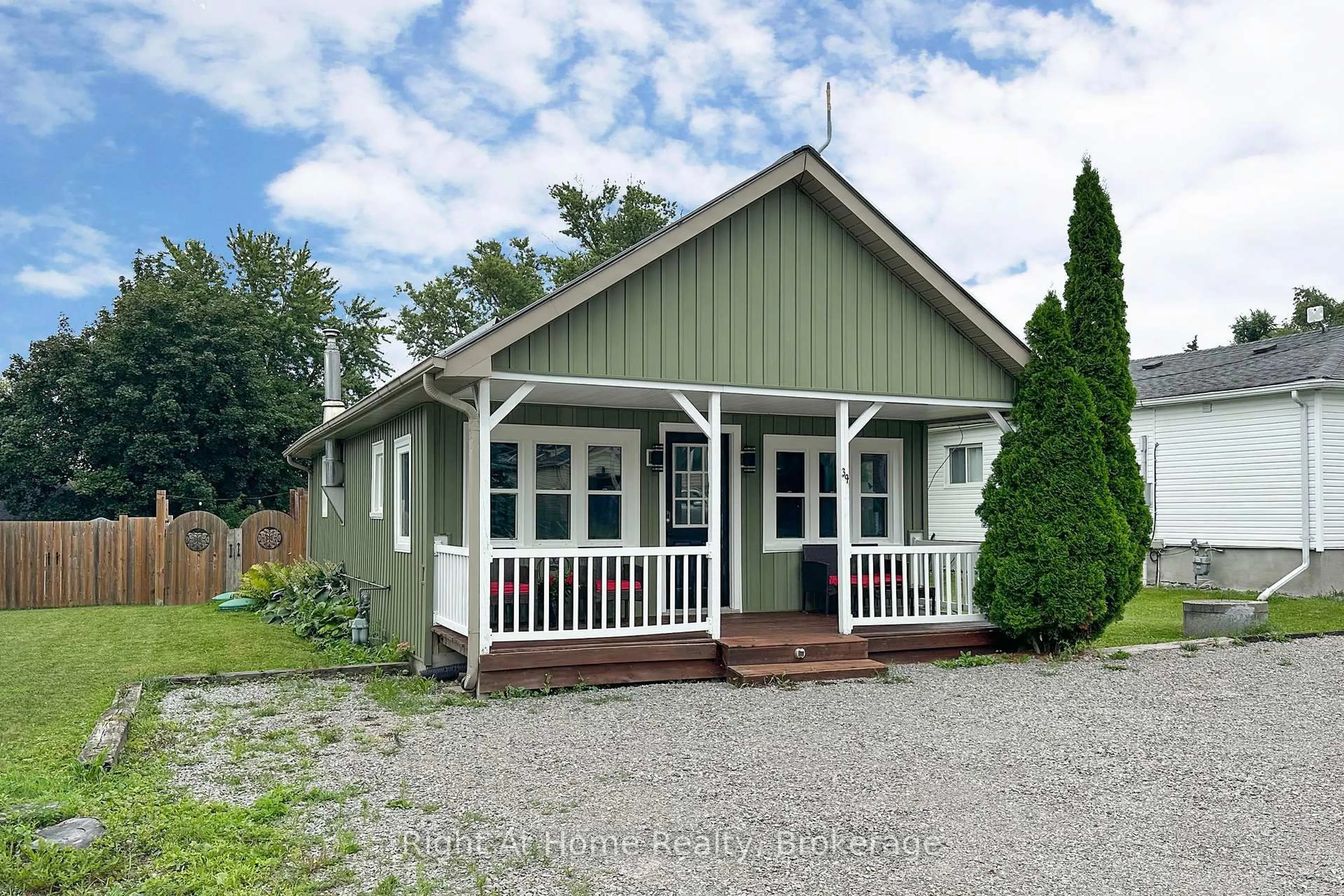 Home with vinyl exterior material, building for 39 Lakeview Ave, Scugog Ontario L0B 1E0