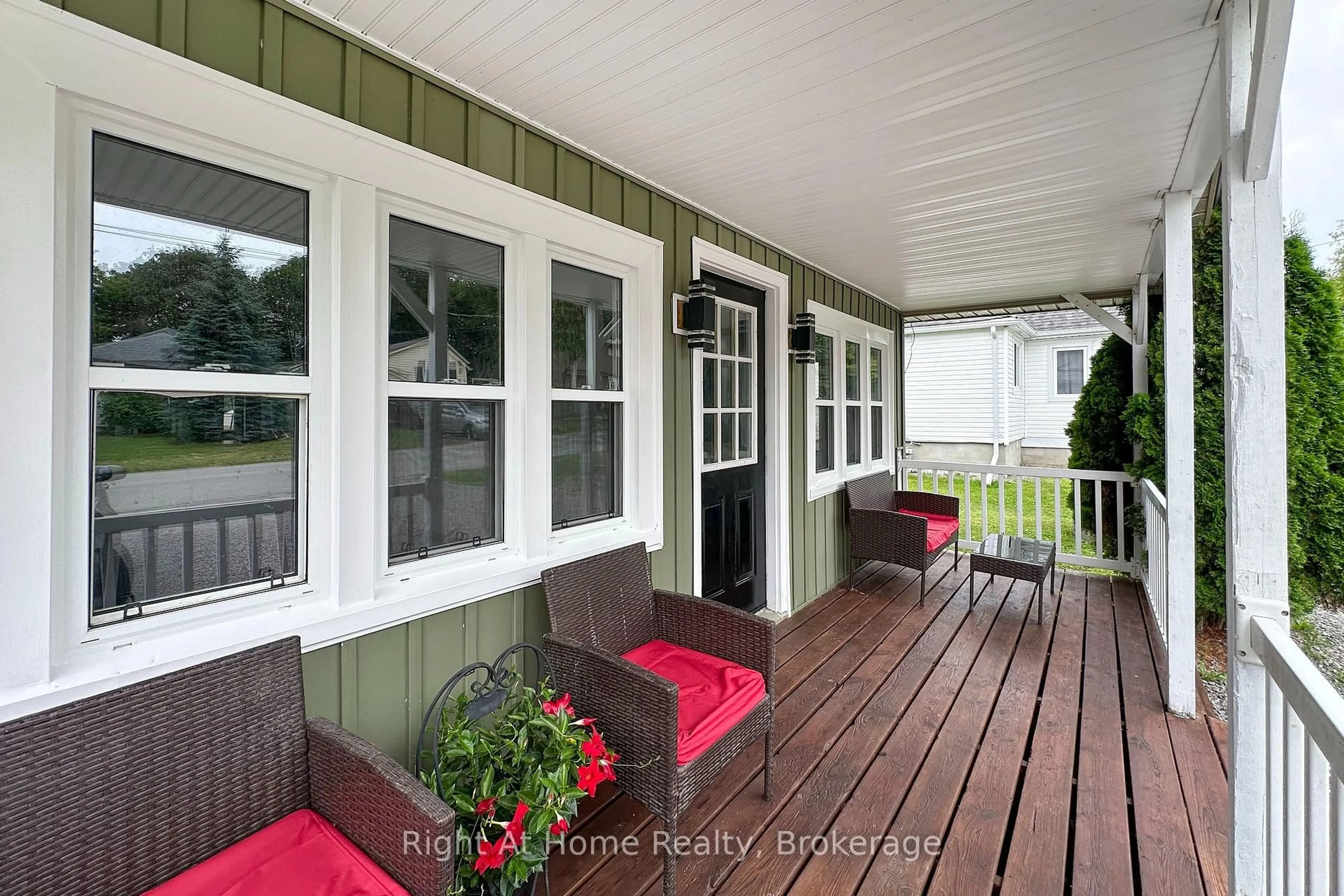 Patio, street for 39 Lakeview Ave, Scugog Ontario L0B 1E0