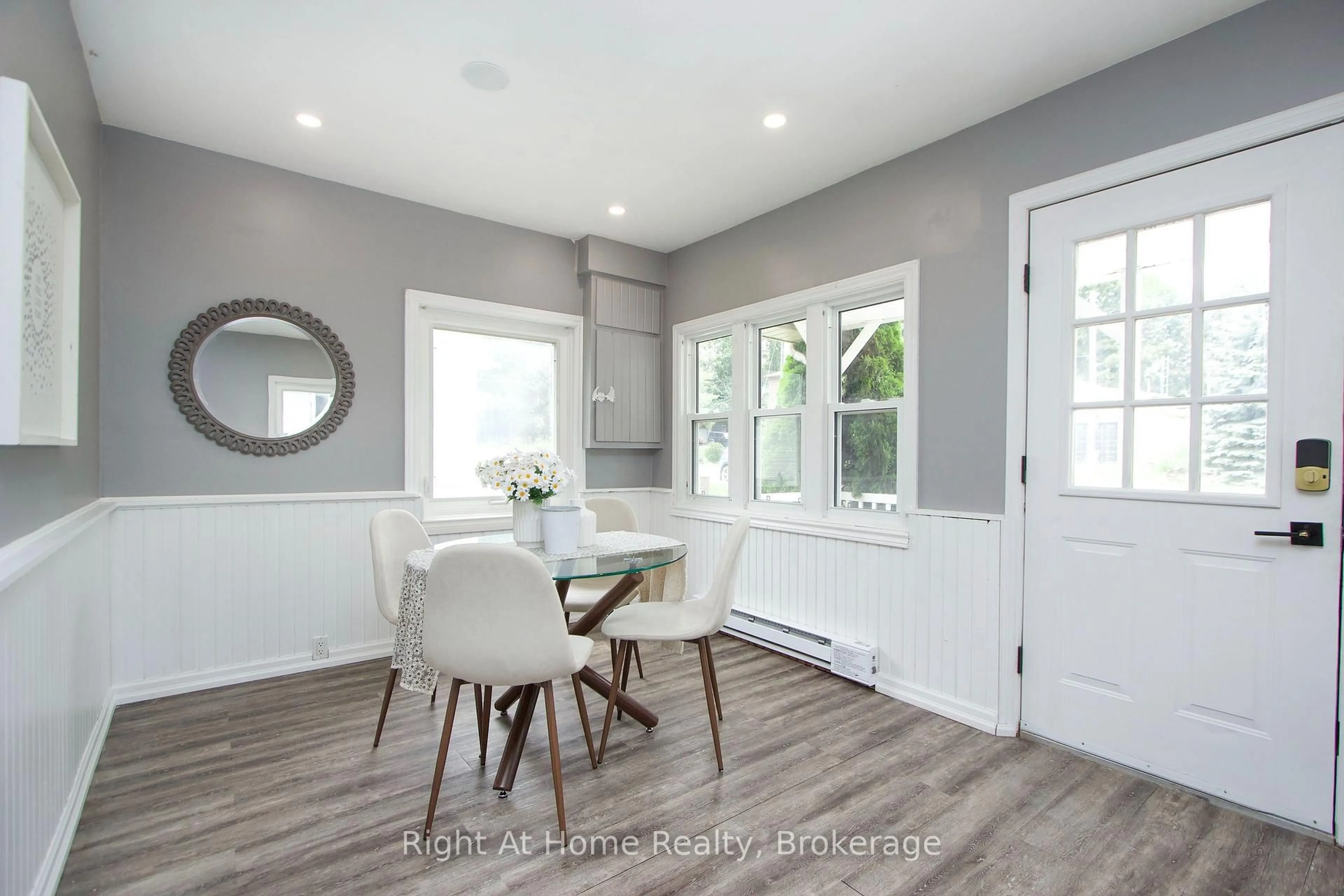 Dining room, wood/laminate floor for 39 Lakeview Ave, Scugog Ontario L0B 1E0