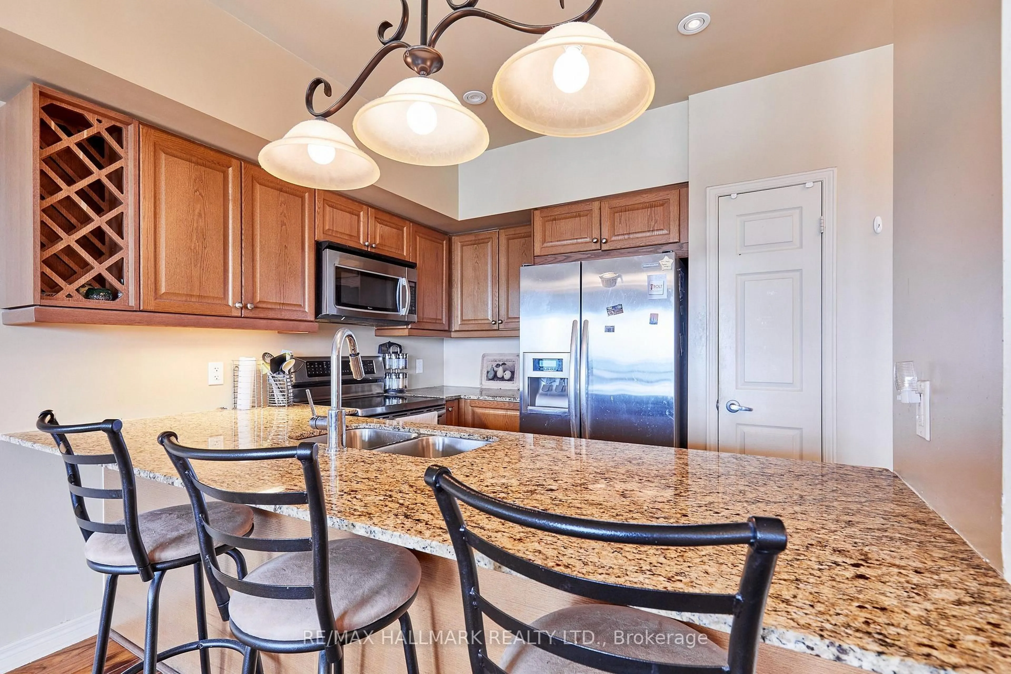 Open concept kitchen, ceramic/tile floor for 60 Fairfax Cres #Penthouse 702, Toronto Ontario M1L 0E1