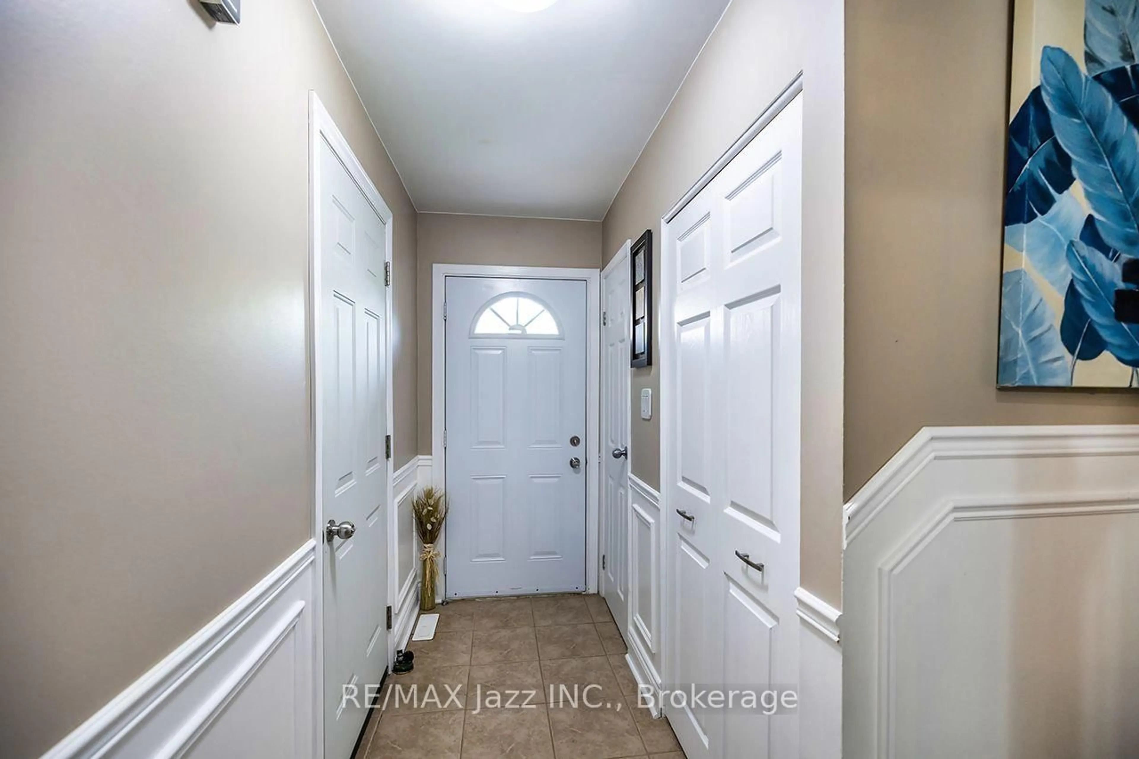 Indoor entryway for 1330 Trowbridge Dr #3, Oshawa Ontario L1G 7L1