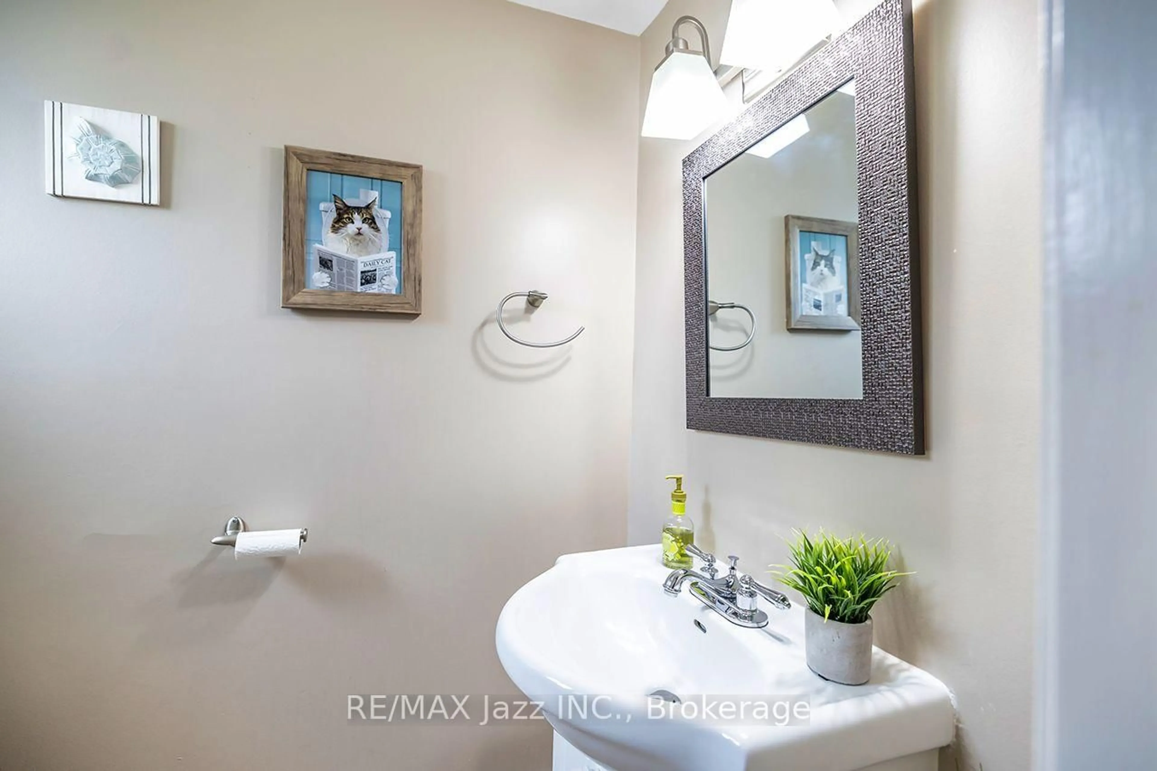 Standard bathroom, ceramic/tile floor for 1330 Trowbridge Dr #3, Oshawa Ontario L1G 7L1