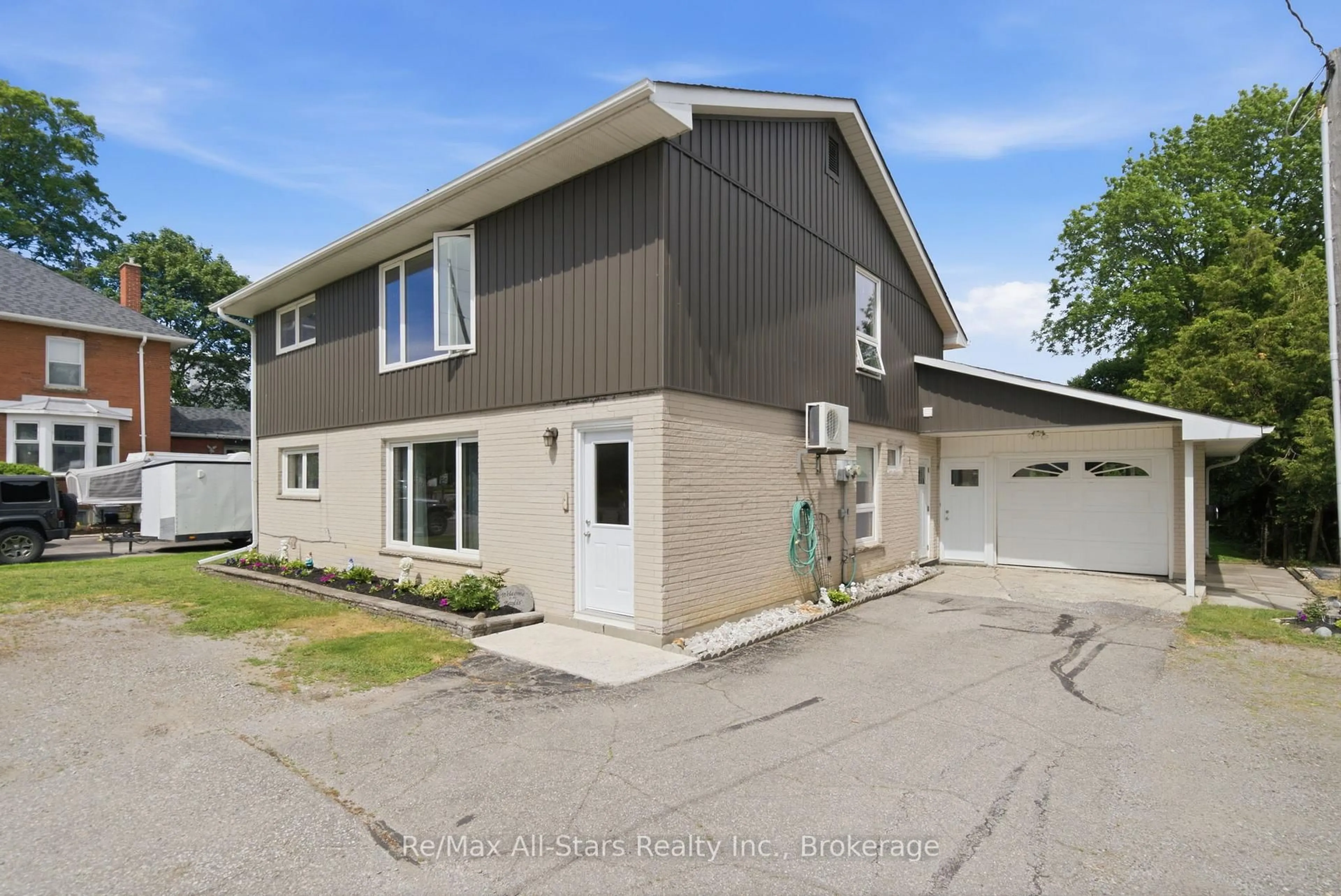 A pic from outside/outdoor area/front of a property/back of a property/a pic from drone, street for 20013 Highway 12 Rd, Scugog Ontario L0C 1B0