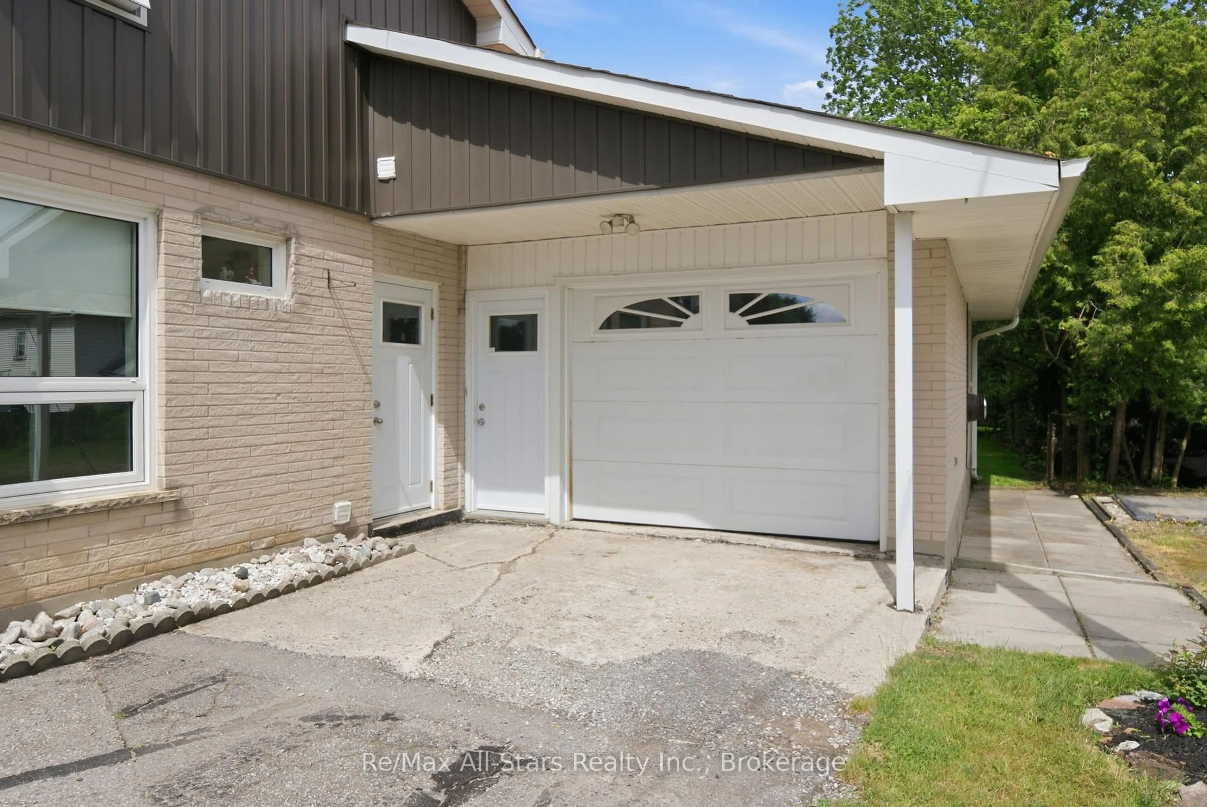 Indoor garage for 20013 Highway 12 Rd, Scugog Ontario L0C 1B0