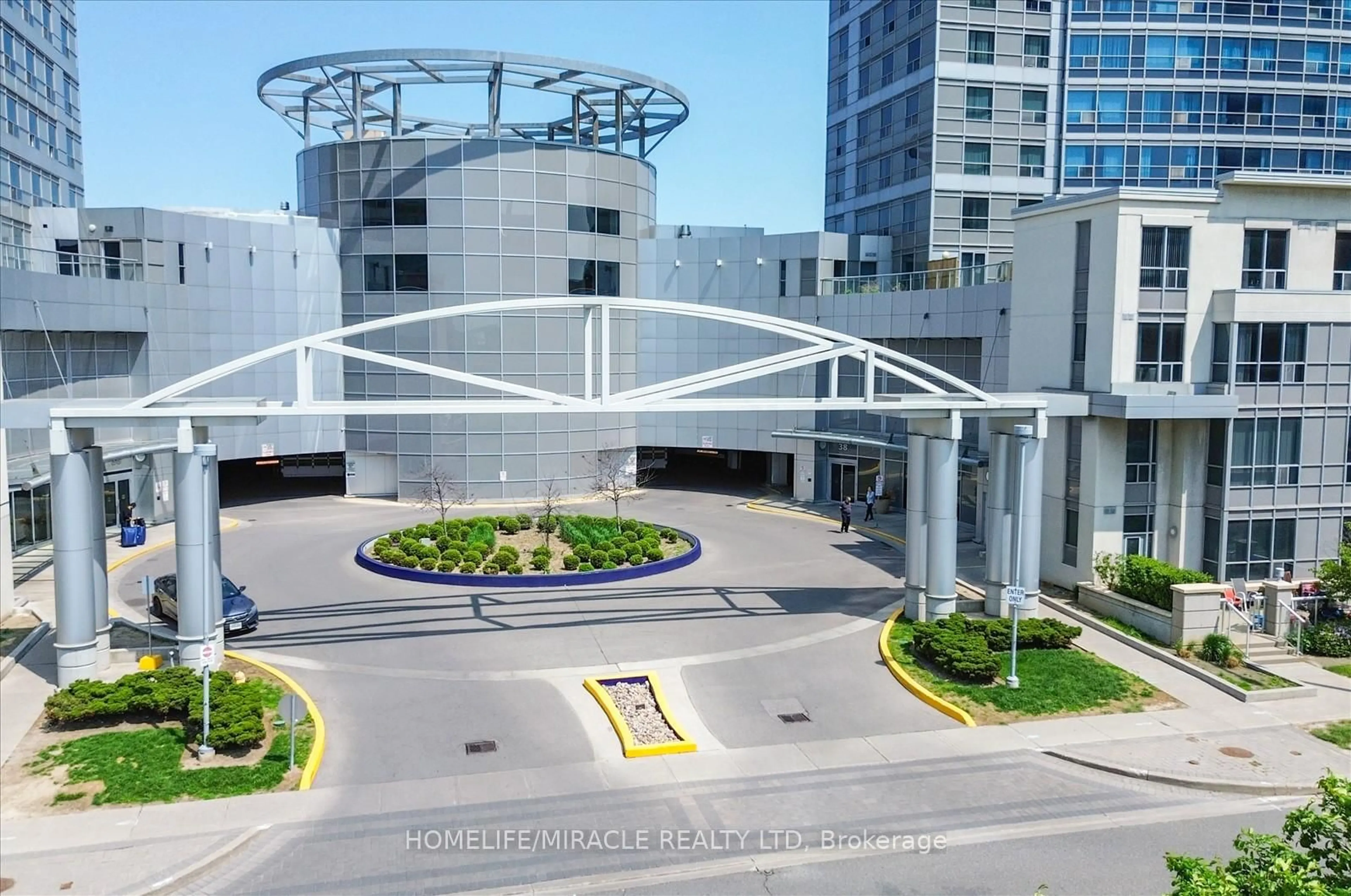 Indoor foyer for 38 Lee Centre Dr #712, Toronto Ontario M1H 3J7