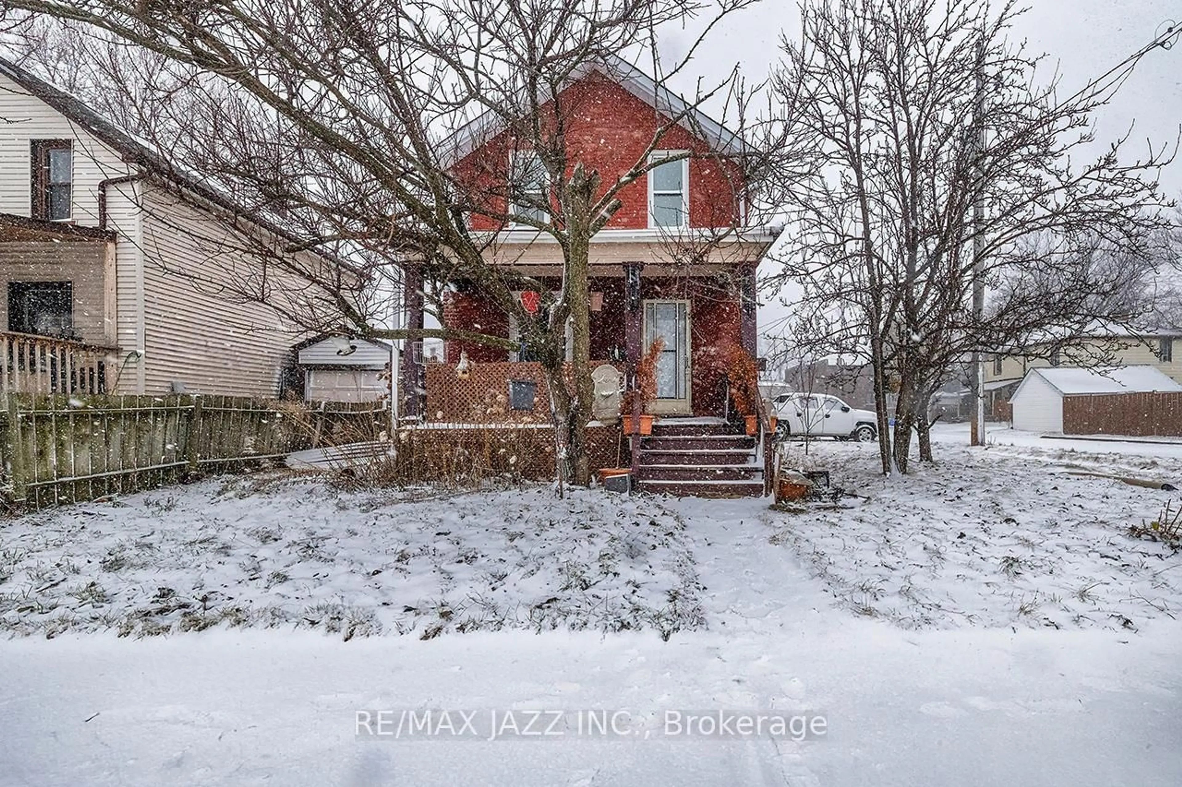 A pic from outside/outdoor area/front of a property/back of a property/a pic from drone, street for 548 Front St, Oshawa Ontario L1H 4V3