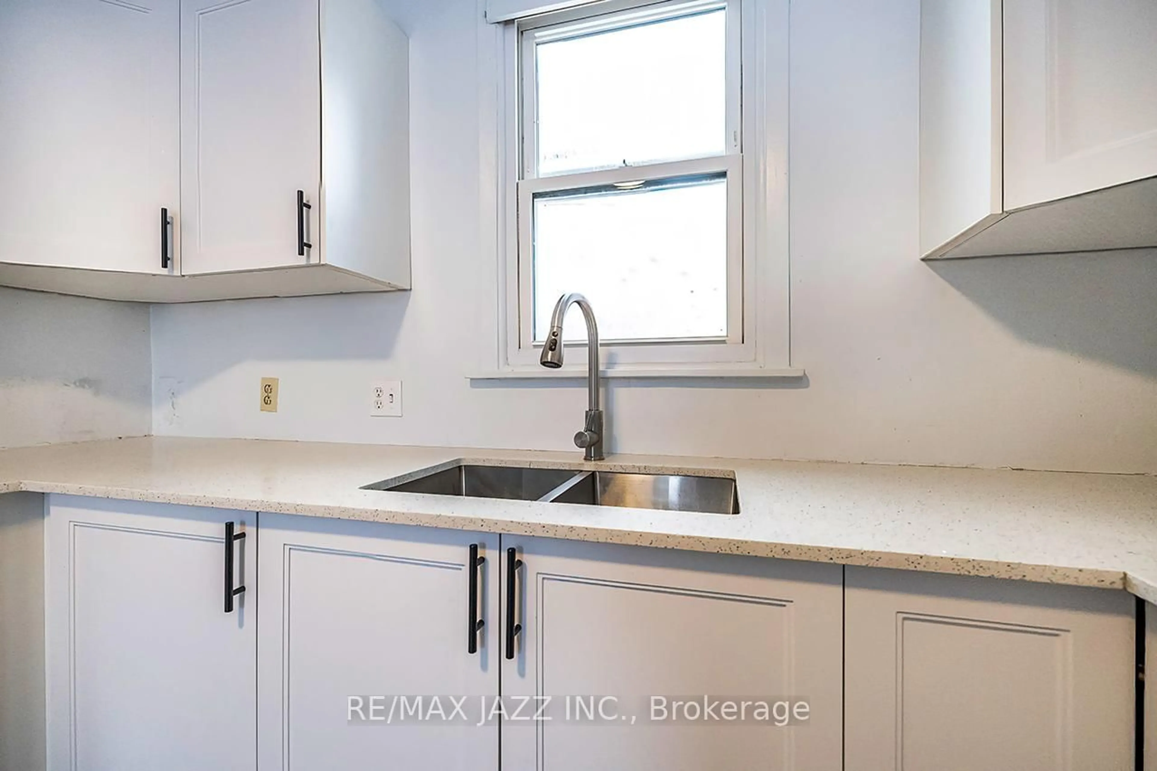 Standard kitchen, ceramic/tile floor for 548 Front St, Oshawa Ontario L1H 4V3