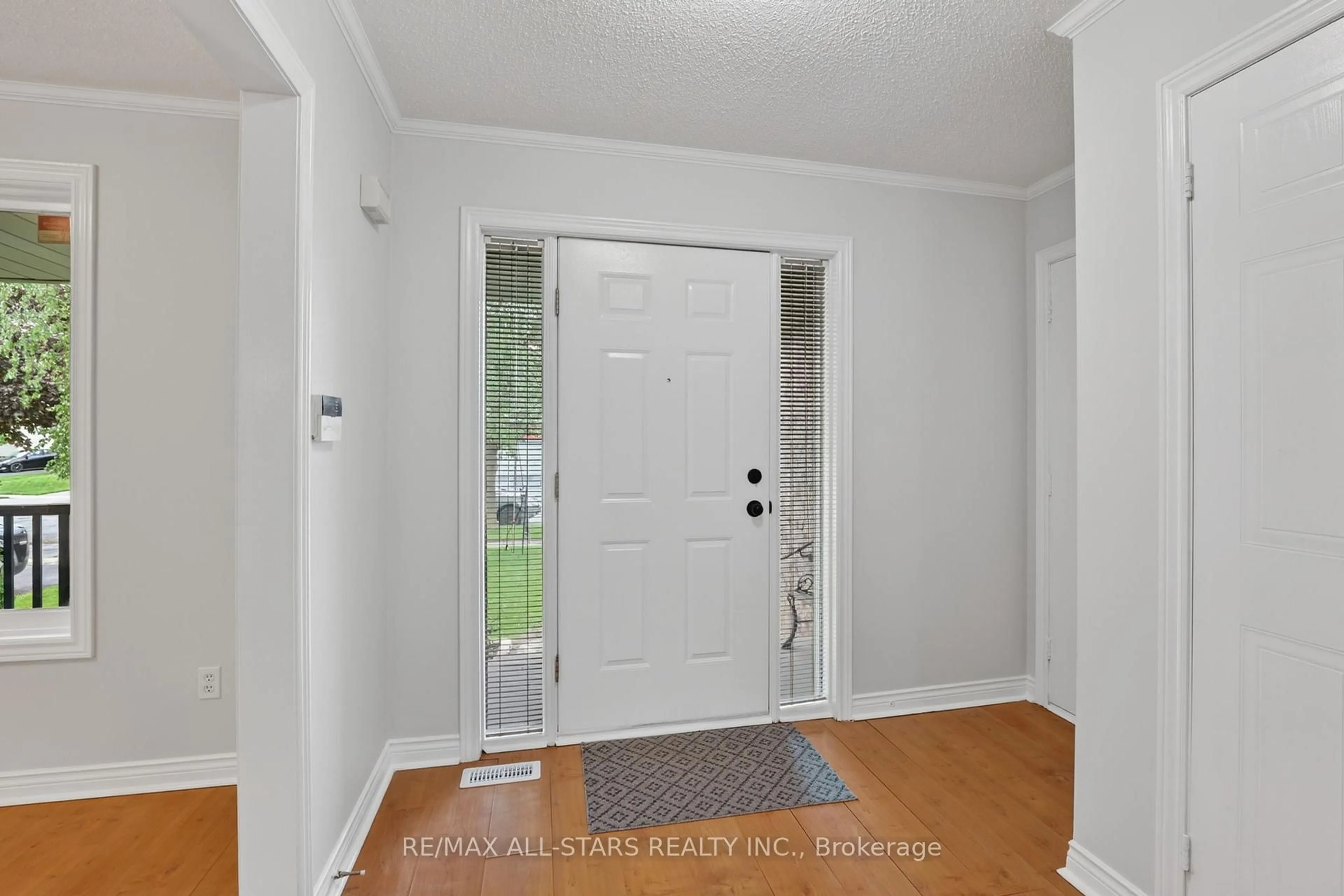 Indoor entryway for 29 Lakeview Dr, Scugog Ontario L9L 1G9