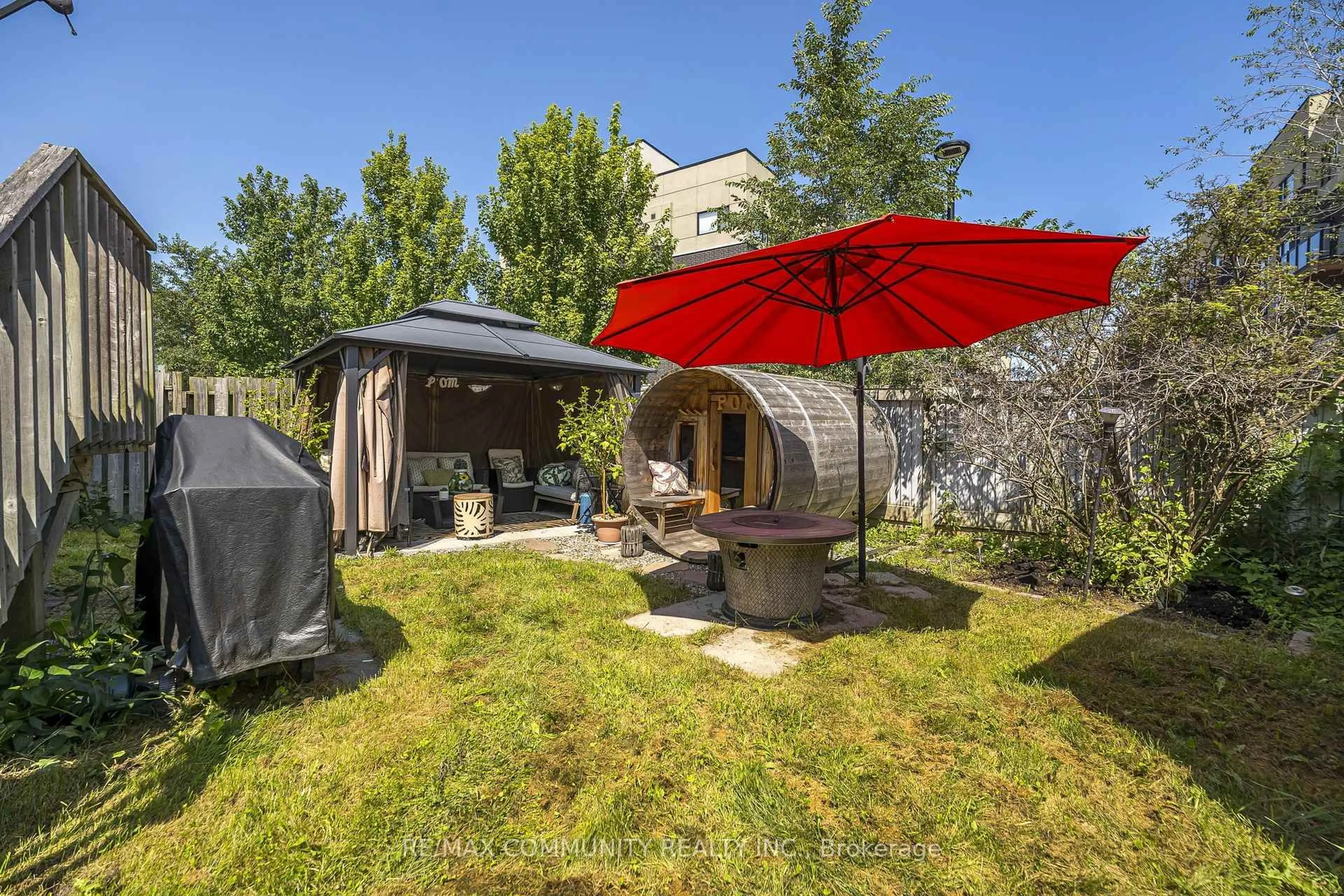 Patio, street for 1597 Avonmore Sq, Pickering Ontario L1V 7H5