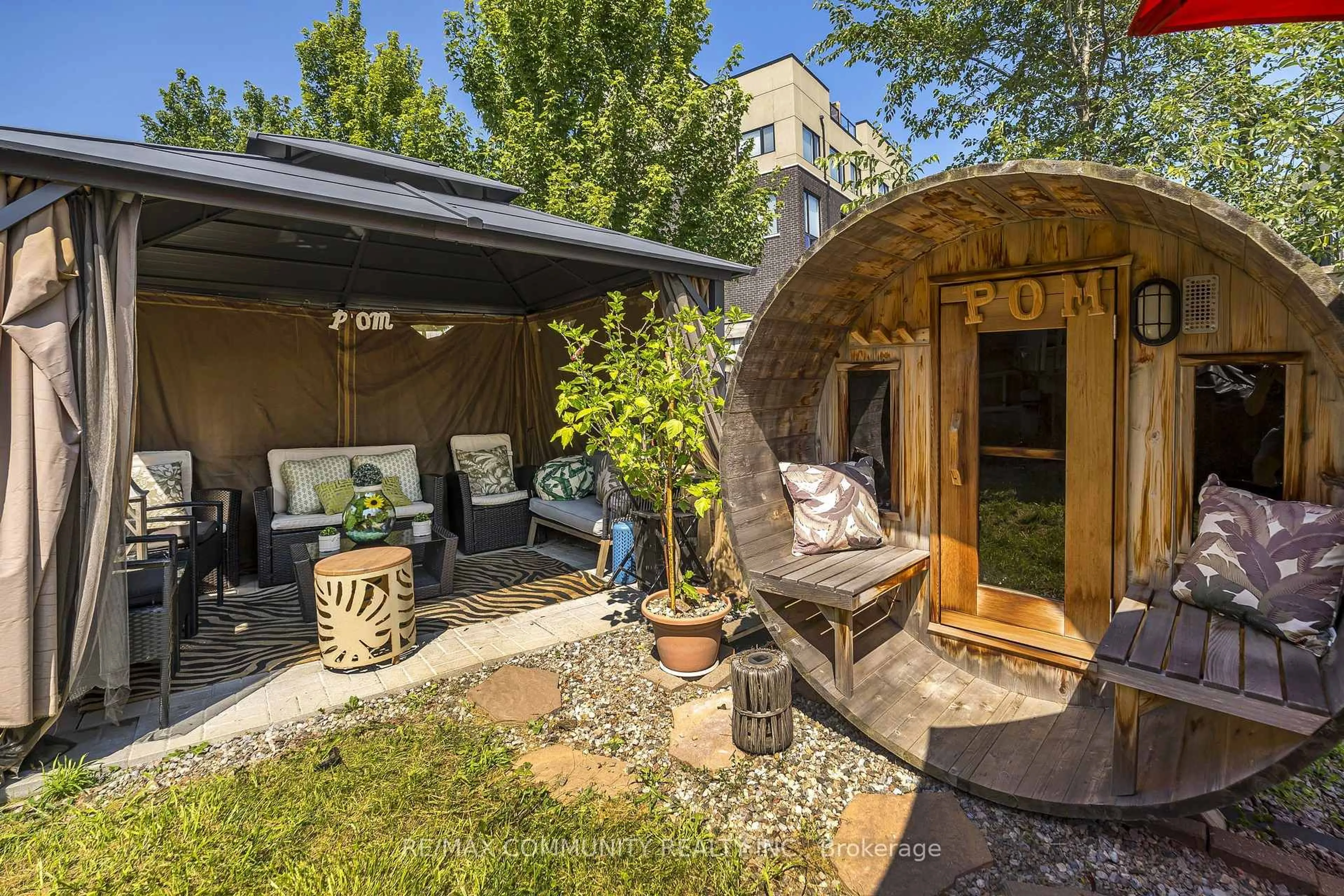 Patio, street for 1597 Avonmore Sq, Pickering Ontario L1V 7H5