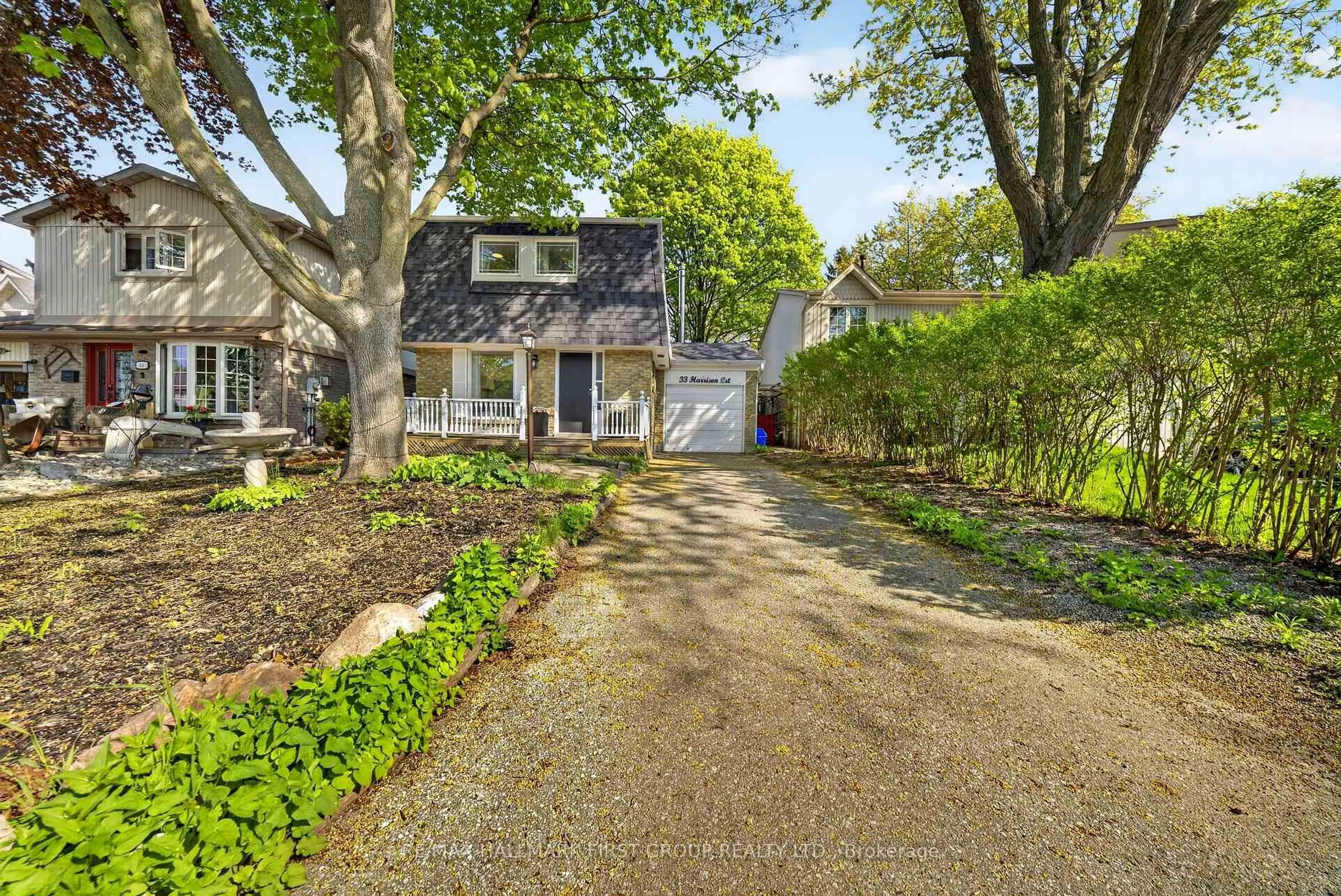A pic from outside/outdoor area/front of a property/back of a property/a pic from drone, street for 33 Harrison Crt, Whitby Ontario L1N 6E2