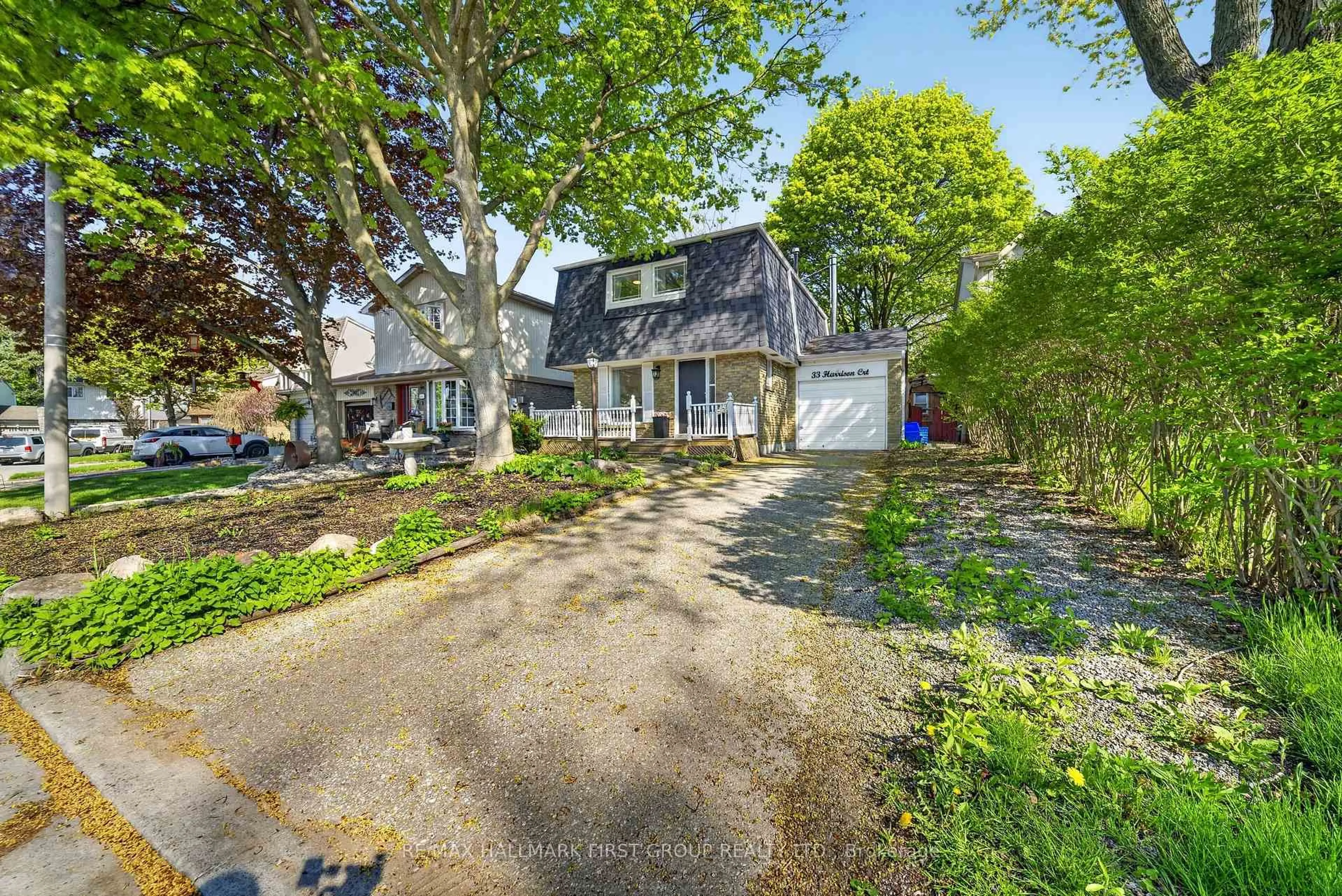 A pic from outside/outdoor area/front of a property/back of a property/a pic from drone, street for 33 Harrison Crt, Whitby Ontario L1N 6E2