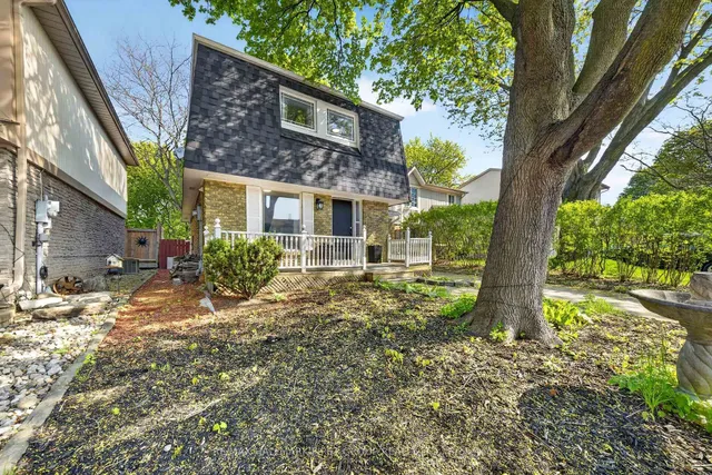 33 Harrison Crt, Whitby 3