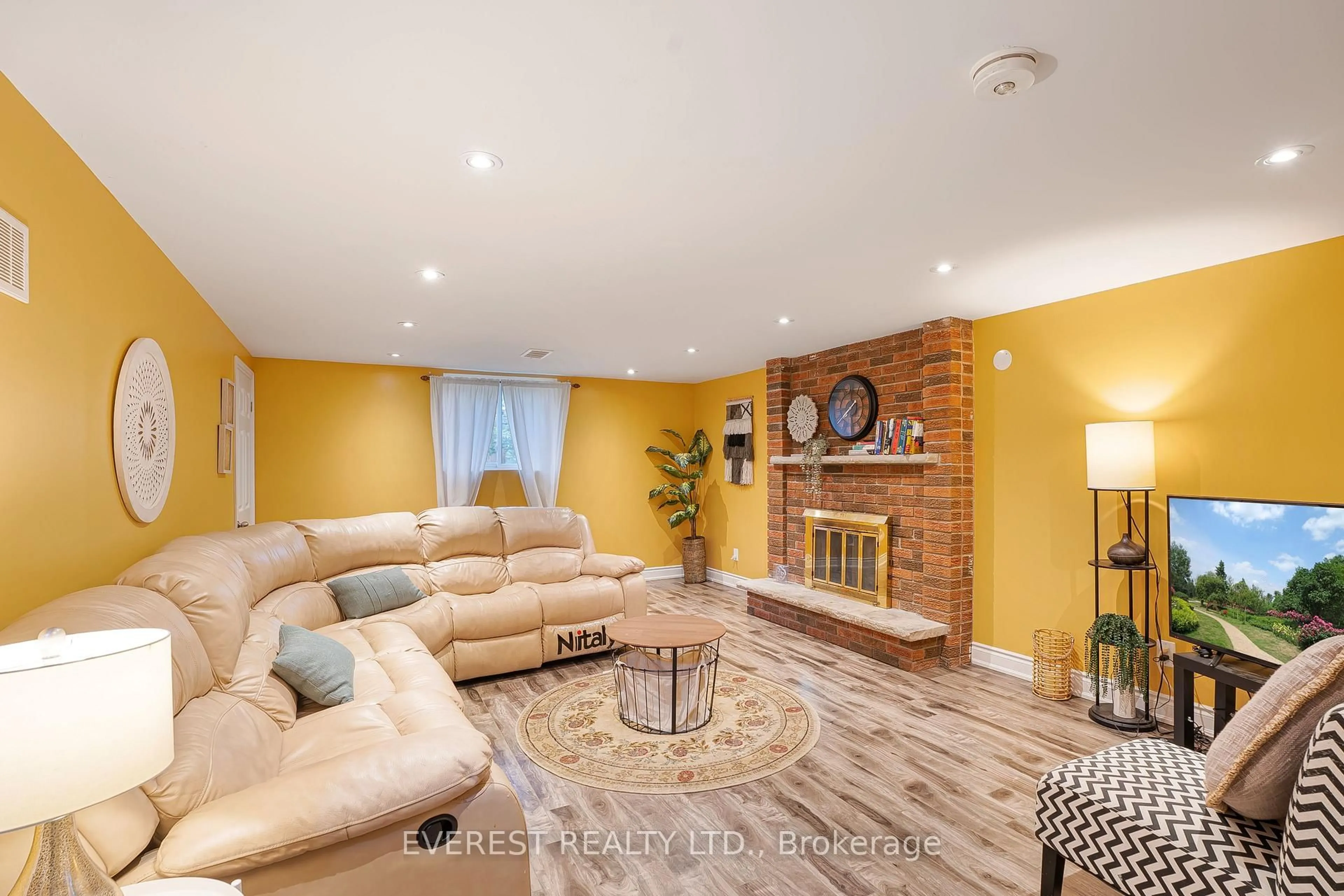 Living room with furniture, unknown for 228 Michael Blvd, Whitby Ontario L1N 6E6