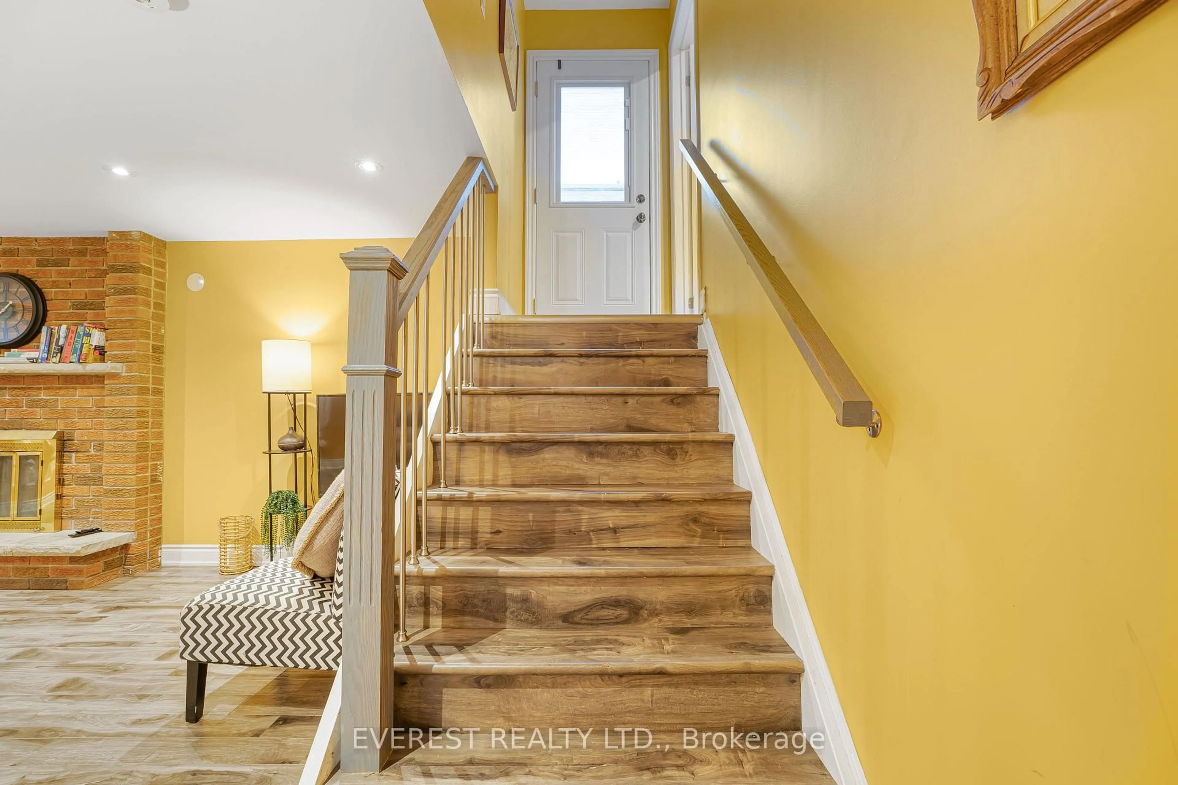 Indoor entryway for 228 Michael Blvd, Whitby Ontario L1N 6E6