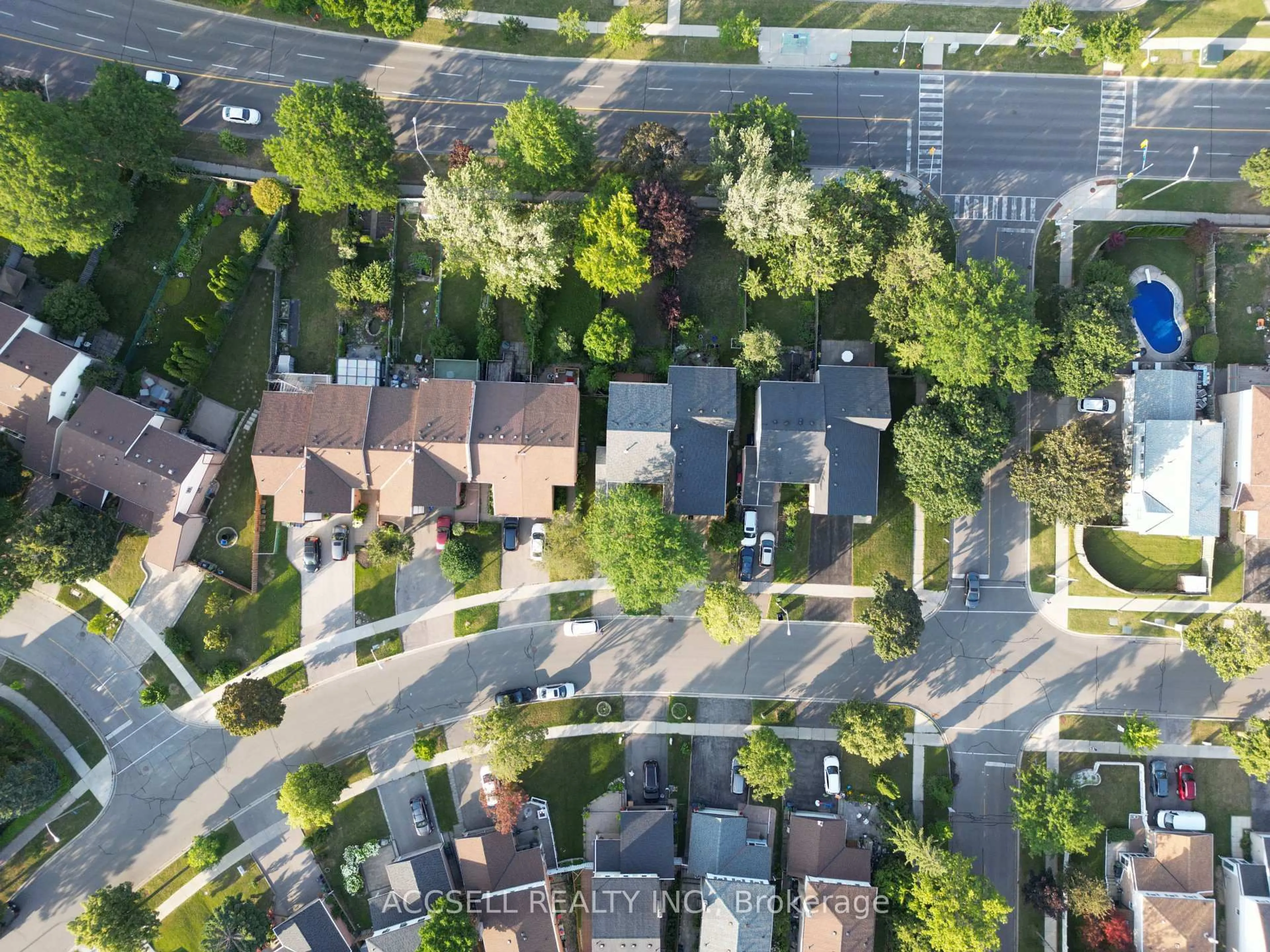 A pic from outside/outdoor area/front of a property/back of a property/a pic from drone, street for 135 Placentia Blvd, Toronto Ontario M1S 4G8