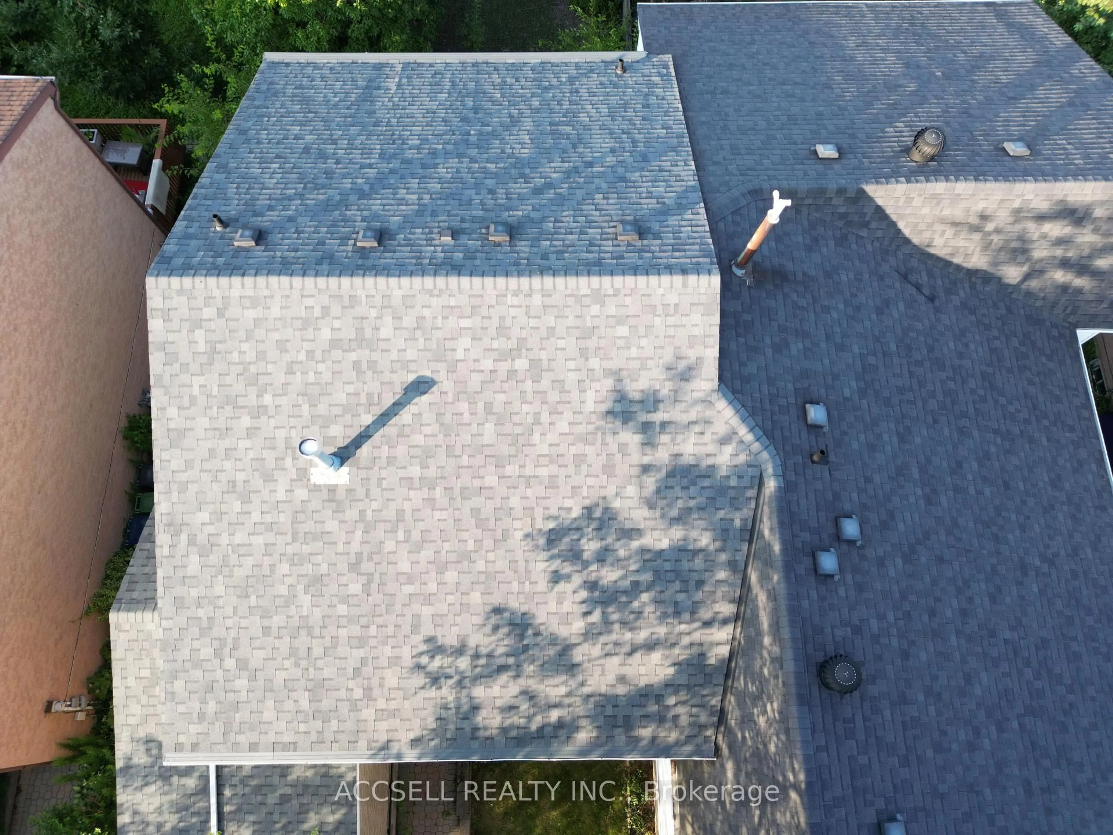 A pic from outside/outdoor area/front of a property/back of a property/a pic from drone, unknown for 135 Placentia Blvd, Toronto Ontario M1S 4G8