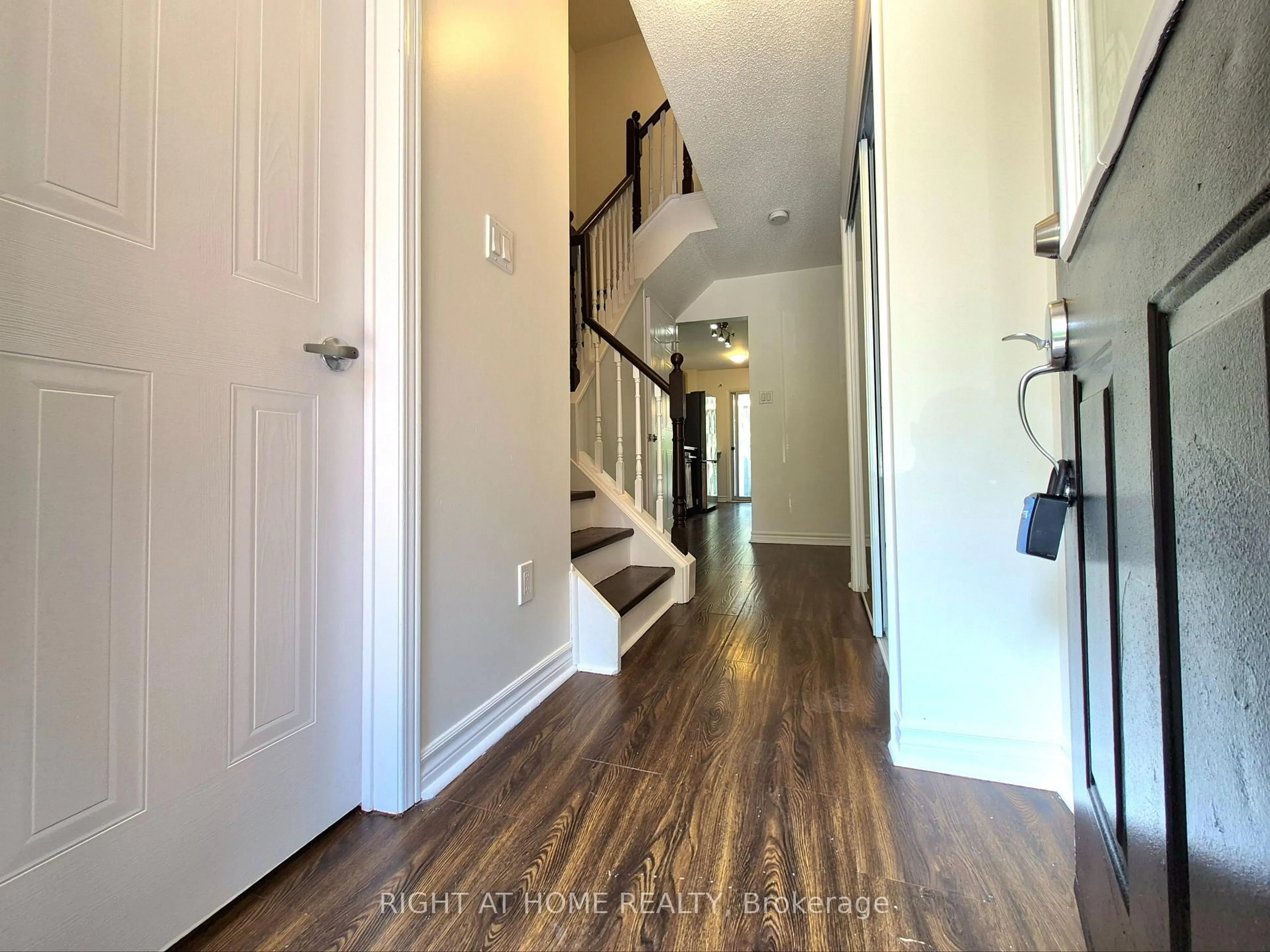 Indoor entryway for 21 Mccullock Cres, Ajax Ontario L1T 3X1